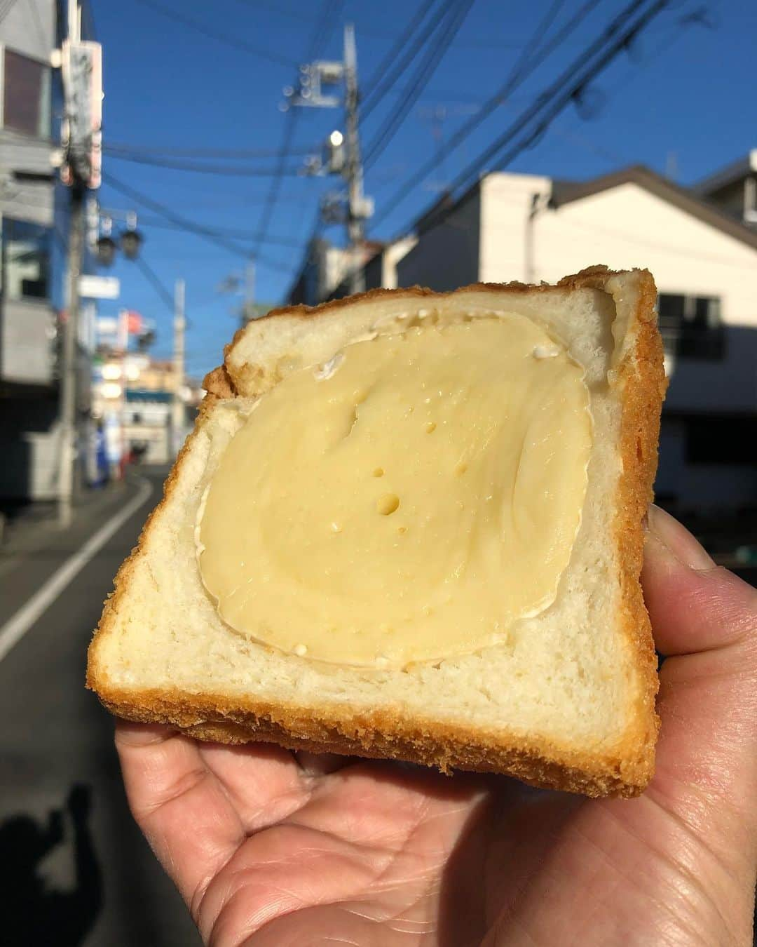 Coffee & Toast Tokyoさんのインスタグラム写真 - (Coffee & Toast TokyoInstagram)「<1月12日(火)は、降雪予報などを考慮して、臨時休業となります>  Cheese in パン！ 🧀🧀🧀🧀🧀  カマンベールにかぶりつきたくて、 久しぶりにチーズトーストを作ってみました！  熱々の食パンの中に、 とろーりとしたカマンベールチーズを丸ごと入れて、 たっぷりのはちみつ、 当然、美味しいです😋😋😋  ⚠️本日、降雪予報もあるため、 臨時休業となります。 ご予定いただいていた方には、 お詫び申しあげます。  みなさまも、雪による転倒など、 くれぐれも、ご注意くださいませ。  #トースト  #トーストアレンジ #食パンアレンジ  #食パン  #世田谷カフェ  #東京パン屋  #パンスタグラム  #吐司  #paingrillé  #torrada #toast  #toasttuesday  #tostadas  #東京カフェ  #三軒茶屋カフェ #カフェ  #photooftheday  #三軒茶屋  #food #cheese  #チーズ  #チーズトースト  #はちみつ  #はちみつチーズトースト  #カマンベールチーズ  #cheesebread」1月12日 9時54分 - coffeetoast2