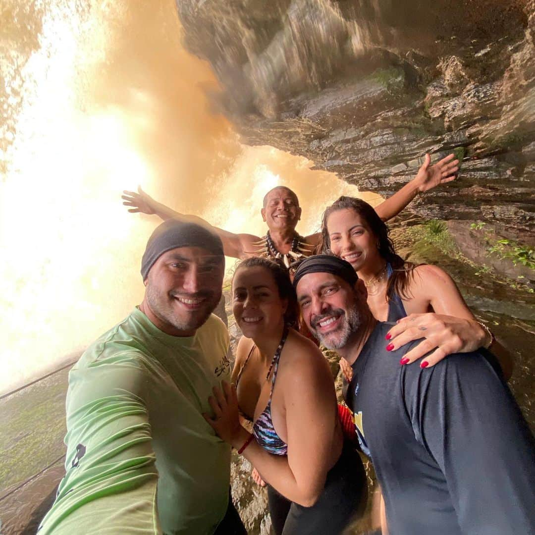 ポーラ・ベビラクアさんのインスタグラム写真 - (ポーラ・ベビラクアInstagram)「Imponente, hermosa y maravillosa Venezuela 🇻🇪  Aquí les sigo compartiendo un poco de lo que es la experiencia mágica de ir a Canaima, siento que cada oportunidad que tengo de ir más ganas me quedan de regresar   Gracias Dios por cada oportunidad que tengo de poder recorrer mi país   Con una súper compañía @lander_cris @pedrovzla y @bevilacqua_vanessa_   #canaima #vzla #paisajes #energia #magia #saltos #amor #2021 #conocer #recorrer」1月12日 10時04分 - paulabevilacqua