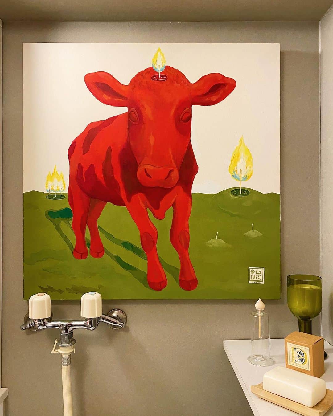 D[di:]のインスタグラム：「そうか…今年は丑年🐮かぁ…﻿ 遅れすぎながら、﻿ ﻿ あけましておめでとう🎍御座います﻿ 昨年は移住と、故郷とはいえ慣れない環境への順応と対応に追われていた感がありますが﻿ ﻿ 今年の抱負は﻿ ﻿ 『ブレない』﻿ ﻿ に決めました。﻿ ﻿ さらに内観を深めながら﻿ 要らない情報に振り回されないように﻿ そして、やるべき事をやる﻿ ﻿ そんな感じです﻿ ﻿ 今年もどうぞよろしくお願いします🤲﻿ 今年はもう少し作品用アカのこちらアプれるようにしたいなw﻿ ﻿ プライベート垂れ流しアカの方はちょいちょいupてます→ @kimentonko﻿ ﻿ ﻿ 写真は﻿ 🐮か、upする画像ないなと思ってたけど、洗濯機の上の壁に堂々とありました﻿ 🐂くん﻿ 2007年の作…14年前か‼️ ﻿ #redbull﻿ #丑年﻿ #2021﻿ #ブレない﻿ #ブレたくない﻿ #ブレ知らず﻿ #ブルックリンナインナイン第6seasonでジーナが生まれてこの方自信喪失なんて一ミリもしたことがないのという発言が素敵であった﻿ #ジーナ最高﻿ ﻿」