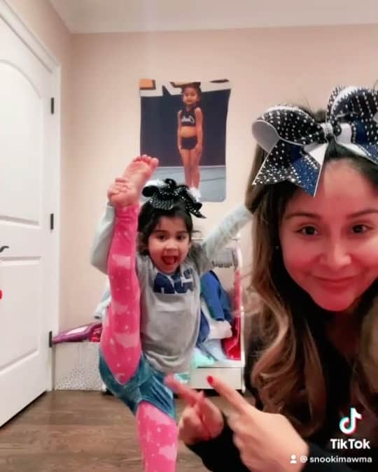 ニコール・ ポリッツィのインスタグラム：「If i told you this was MY DREAM to recreate a Bring it On scene with my daughter, it would be AN UNDERSTATEMENT 🙏🏽」