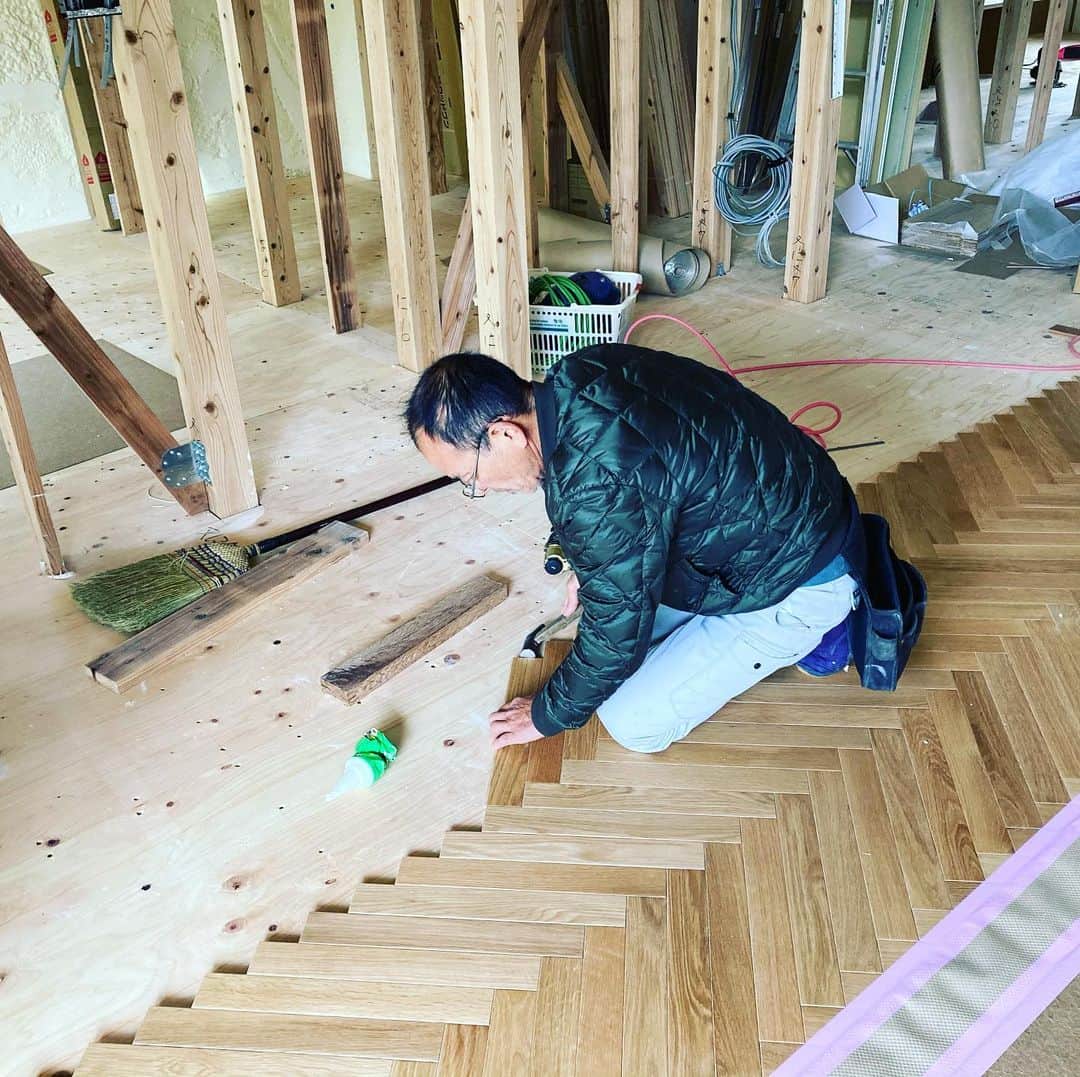 日大建築のインスタグラム：「ヘリンボーン、オーク床👍  #日大建築#カリフォルニアスタイル #サーファーズハウス新築#注文住宅#宮崎市#モダン#オシャレ#ビーチ#海#surf #ハワイ#アメリカン#大工#建築#設計#ウッドスタイル#中古住宅#リフォーム#リノベーション#カバードポーチ#ウッドデッキ#ヘリンボーン#マイホーム#家造り」