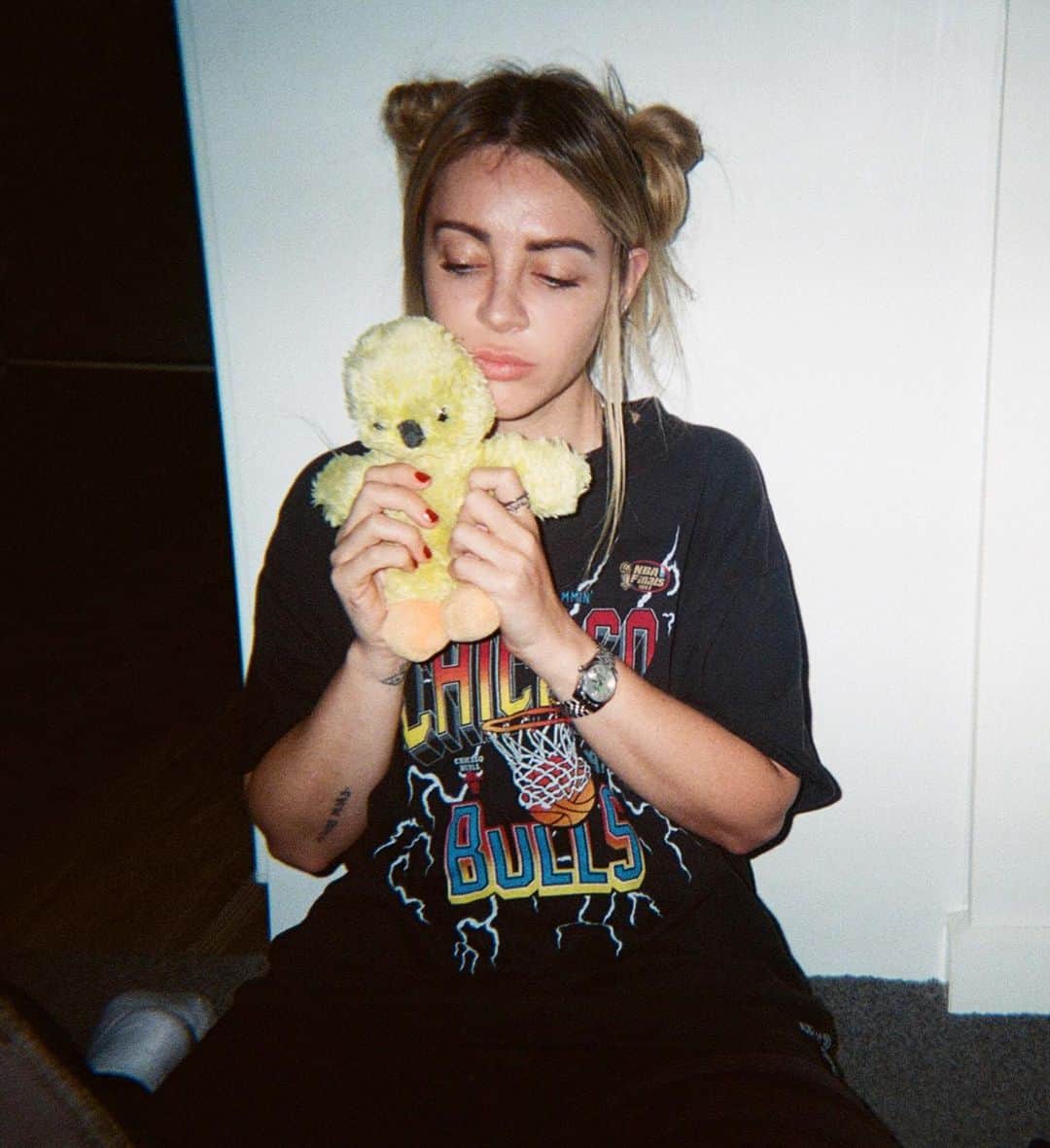 アリソン・ワンダーランドのインスタグラム：「does anyone else still travel around with a lil thing they’ve had since they were born or? Anyways here’s my week I am about to go back and go hard in the studio which means new music」