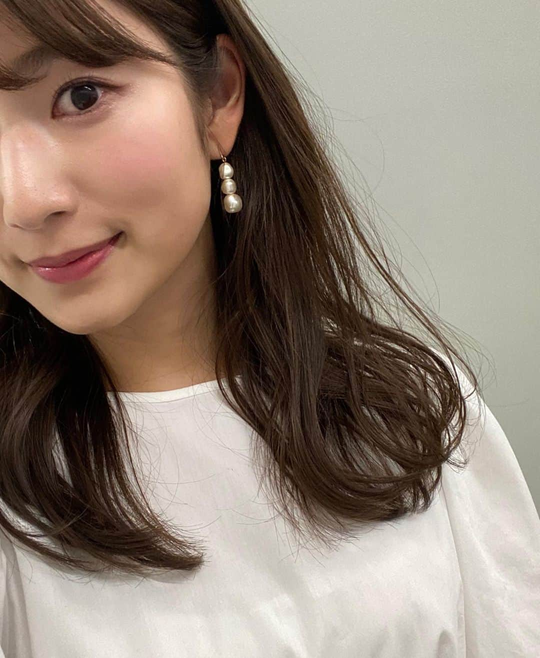 安藤萌々さんのインスタグラム写真 - (安藤萌々Instagram)「おはようございます。今日は暖かくして頑張りましょう🧣  衣装の詳細  ブラウス、スカート #anatelier ピアス #grosse   #ブラウス #ジャガードスカート #紫 #青みピンク #高彩度 #バルーンスリーブ #メイク #まきおろし #セミロング #彩度高め  #ピンクメイク」1月12日 10時12分 - momo_ando_ex