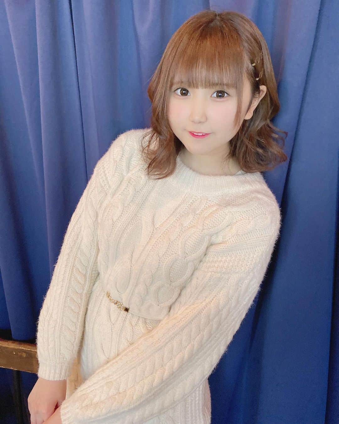 星川優夢のインスタグラム：「肌しろいからしろい服似合うね　　！って言われること多くてとっても嬉しいなんだあ😌🤍ニットワンピースってすごい冬感あるよね❄️🤍 . . . . . #idol #instagood #instfashion #fashion #japanesegirl #winterfashion #makeup #followｍe #ファッション #ニットワンピース #白ニット #冬コーデ #ヘアアレンジ #巻き髪 #アイドル #メイクアップ #フォローミー」