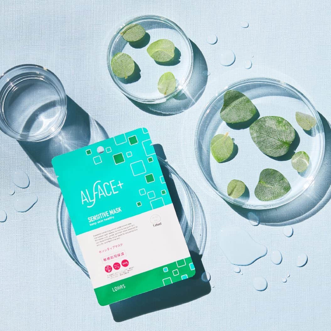 オルフェス（ALFACE+）のインスタグラム：「🌿オルフェス センシティブマスク！  CICA配合＆敏感肌ケアをコンセプトにしたアイテムが2月15日（月）に新発売！✨  ～マスクや花粉症で頑張りすぎの敏感肌へ、優しく潤う集中ケアを～  マスク疲れや花粉症で、肌荒れやゆらぎ肌のお悩みが多くなる時。敏感になってしまったお肌を優しくケアできるフェイスマスクを開発いたしました😌💚  ❶肌荒れを防ぐことで話題の「CICA成分」をはじめ、美容液成分を配合！ 3種類のCICA成分を効果的に組み合わせ、肌荒れケアに最適化。 怪我をしたトラ🐯がその身をこすりつけて傷を治すと言い伝えられている薬用植物のツボクサ(別名タイガーハーブ)を中心に、オリジナルCICA成分を配合しました。  ❷オーガニックコットン100％シートがお肌に優しく密着！美容液26mlをたっぷり含み、お肌に吸い付くようにフィットするので、ノンストレスでお使いいただけます。  オーガニックコットン100％でつくられた厚手のシートが、美容エッセンスをぎゅっと含み、お肌に潤いを届けます。とろみのあるエッセンスが贅沢に配合されており、お肌を潤いで優しく守ります。  肌刺激の少ない繊維のシートは、敏感肌のために処方したエッセンスと相性抜群。肌触りが柔らかいシートが、気持ちよくぴたっと優しくお肌に密着します。  ❸リフレッシュできる、ラベンダー＆ハーブの香り。  リラックス効果が高いと言われているラベンダーと、爽快感のあるハーブ系の香りをブレンド。リフレッシュできる香りで、スキンケアタイムをハッピーに。  ⚠️2月15日の発売まで、オルフェス公式サイトでは予約販売を行っております。 発送日は2月15日となりますので、お気を付けくださいませ。  ：：：：：：：：：：：：：：：：：  オルフェス　センシティブマスク  1枚(26ml)／250円(税込275円)  ＊4枚入りBOXは1,000円(税込1,100円)  #オルフェス #シートマスク #シートパック #肌荒れ #シカ #CICA #ゆらぎ肌 #花粉症 #ティーツリー #オーガニックコットン #保湿 #うるおい #美肌」
