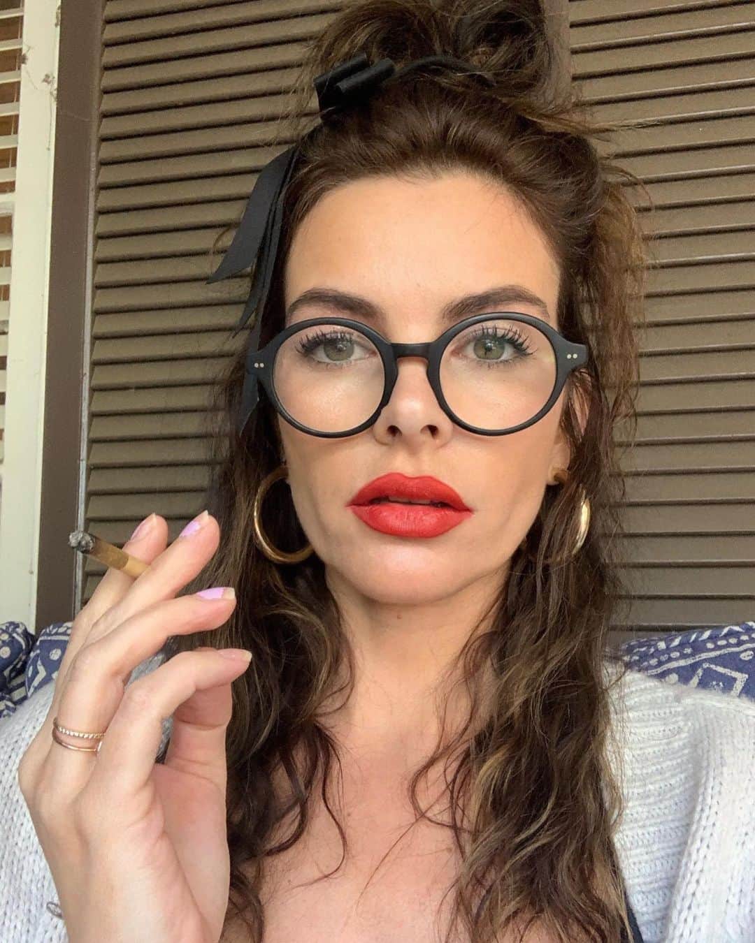 ケリー・オックスフォードのインスタグラム：「“Inside me” is going to continue her relationship with weed. “Outside me” is going to wear a mask in public places until 2022.  Manicure’s reps were called, “No comment.”」