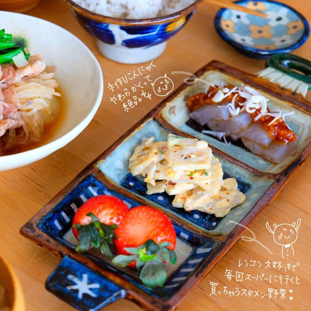 なっつ。さんのインスタグラム写真 - (なっつ。Instagram)「2020.1.12.Tuesday PUNICAFE LUNCH. ❁ ある日のおうちごはん。 ・煮物 (豚肉/玉ねぎ/しらたき/大根 /お好み焼き揚げ/ほうれん草) ・新鮮生卵 ・義母のけんちん汁 ・義母の手作り蒟蒻柚子みそのせ ・レンコンのマスタードマヨ和え ・いちご ❁ 年末ごはん。 とぅちゃんが義母から お野菜やら 手作りのけんちん汁、 手作りの蒟蒻 美味しい新鮮たまごと か色々頂いてきてくれたので 豪華なお昼ご飯😊 頂いた大根で煮物♬ しっかり食べたら 体がポカポカになった🥰  ごちそうさまでした✨ * 雪が降らなくて よかったなぁ♥️な今日😊 買い出し行かなくては‼️ ・ ・ ・ #今週もいただきます#なっつごはん🍚」1月12日 10時20分 - punipopo