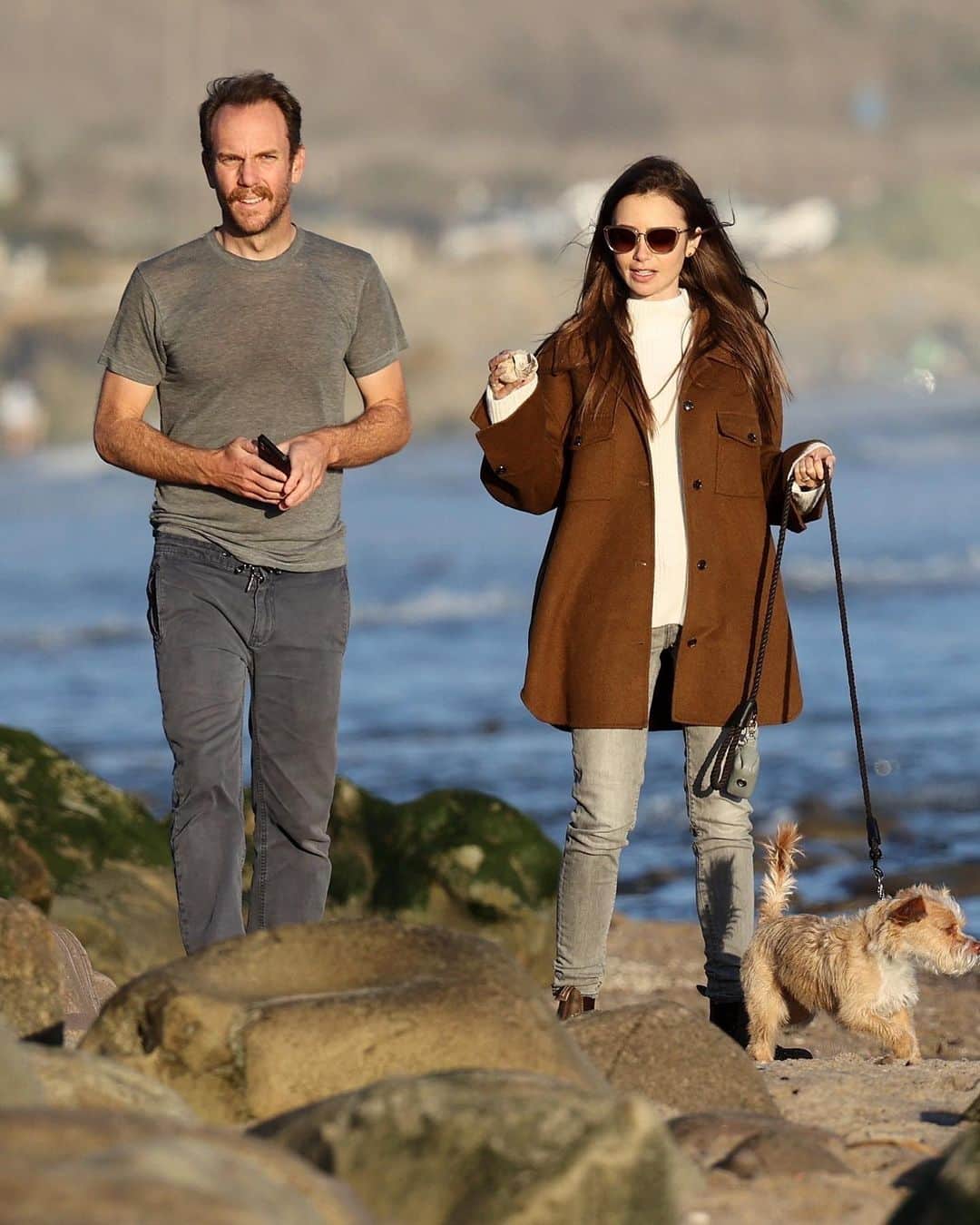 Just Jaredさんのインスタグラム写真 - (Just JaredInstagram)「Lily Collins and fiancé Charlie McDowell were spotted walking their dog at the beach this weekend. More photos on our site! #LilyCollins #CharlieMcDowell Photo: Backgrid」1月12日 10時25分 - justjared