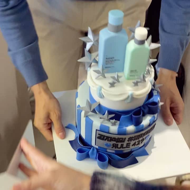 キム・ジソクのインスタグラム：「. 생일케잌🎂 보다 더 좋다는 광고 촬영 께이끄✨🎂✨」