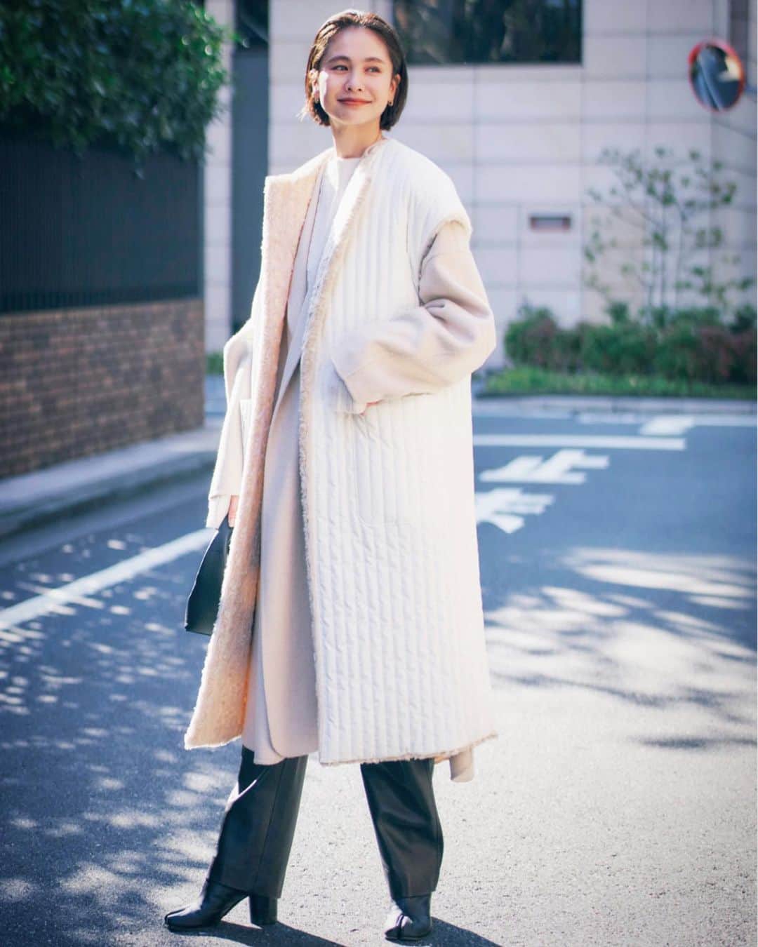 二ノ宮和佳子のインスタグラム：「Winter Style @marisolmagazine   リバーコートにリバーシブルのロングジレをレイヤード そして、ボトムはレザーパンツ 素材ミックスで楽しめる冬のモノトーンコーデ好きです 詳しくは @marisolmagazine みてね  #marisol  #marisolmagazine #frenzlauer #maisonmargiela #aewenmatoph」