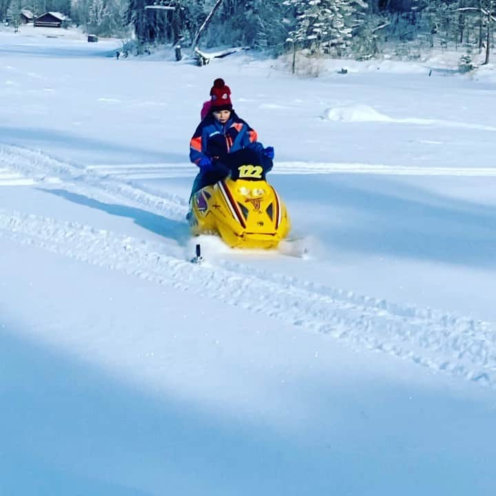 ジョシュ・デュアメルのインスタグラム：「First day out on the snow and he’s already picking up chicks.」