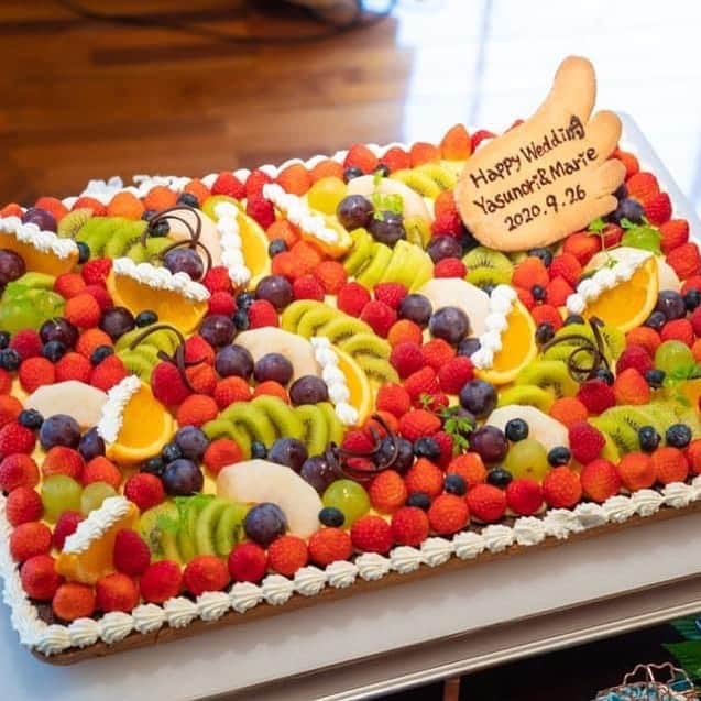 ブライダル・ホテル・旅館プロデュース【アルプラス】さんのインスタグラム写真 - (ブライダル・ホテル・旅館プロデュース【アルプラス】Instagram)「フルーツいっぱい ウエディングケーキ♬︎♡ . 実はこちらのケーキは フルーツタルトになっています！♡ . 一生に一度のウエディングケーキは 大好きなものがいっぱいつまった オリジナルケーキを作りましょう♡ .  @the_house_of_blance . ザ・ハウス・オブ ブランセ TEL:0298790055 茨城県つくば市要246 つくば駅/つくばエクスプレスつくば駅より車10分、常 磐自動車道桜土浦ICより車20分 営業時間/平日13:00~20:00、土日祝11:00~20: 00(月曜・火曜定休 ※祝日除く) 駐車場/80台(無料)  #ブランセ #blance #happywedding #クリスマス #クリスマスディナー #つくば市 #ゲストハウス #結婚式 #つくば花嫁 #プレ花嫁 #ウエディングレポ #結婚しました #こだわりウエディング #ウエディングニュース #ナチュラル #2020 #ありがとう #つくばウェディング #少人数結婚式」1月12日 10時40分 - allplustokyo