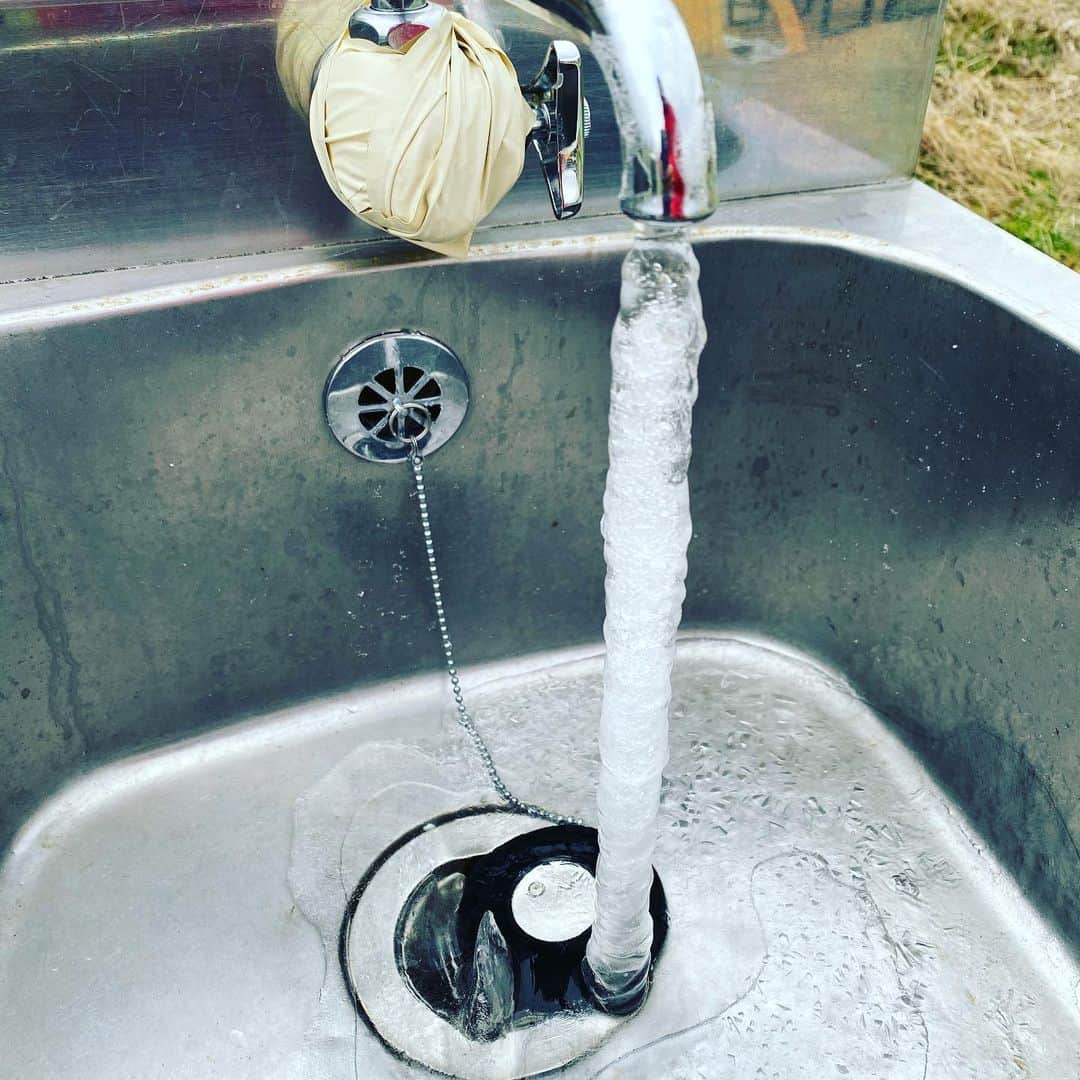 のインスタグラム：「こんな凍り方あるんや！ ・ 寒いエリアでは水出してたら水道は凍らないって習ってたんですよ。 ・ なので、チョロチョロ出してたら、そのまま凍った… ・ ・ #雪国 在住の方、こういう場合はどうしたらええのか教えてください。 ・ ・ #冬キャンプ #悩み #誰か教えて」
