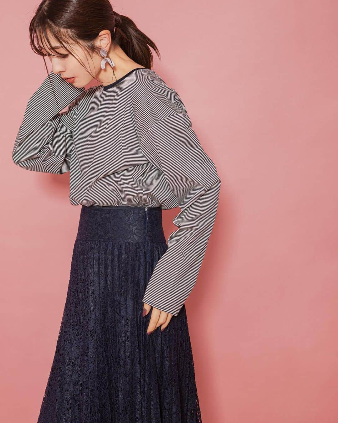 JILLSTUARTさんのインスタグラム写真 - (JILLSTUARTInstagram)「.﻿ 【JILLSTUART×moeko Special Collaboration】﻿ ﻿ RINGER T-SHIRT﻿(JILLSTUART×moeko) col.navy,gray ¥10,000+tax ﻿ YULA LACE PLEATS SKIRT col.navy,white ¥25,000+tax  #JILLSTUART﻿ #moeko﻿ #collaboration﻿ #artwork」1月12日 10時44分 - jillstuart.jp