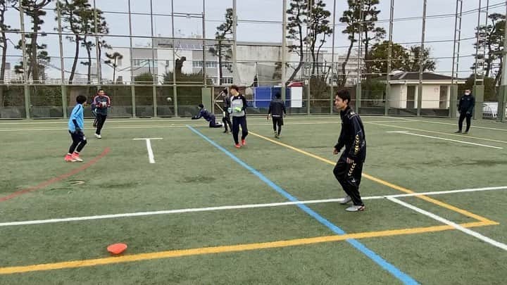 東京スポーツ・レクリエーション専門学校のインスタグラム：「昨日の高校サッカー決勝戦では﻿ ゴールキーパーが注目されました👀✨﻿ ﻿ 今日のサッカーコーチ１年生の授業は﻿ 『ゴールキーパーの指導』﻿ ﻿ 初日はキャッチの基本を習得しました⚽️﻿ ﻿ #高校サッカー﻿ #ゴールキーパー﻿ #GK﻿ #サッカーコーチ﻿ #選手権」