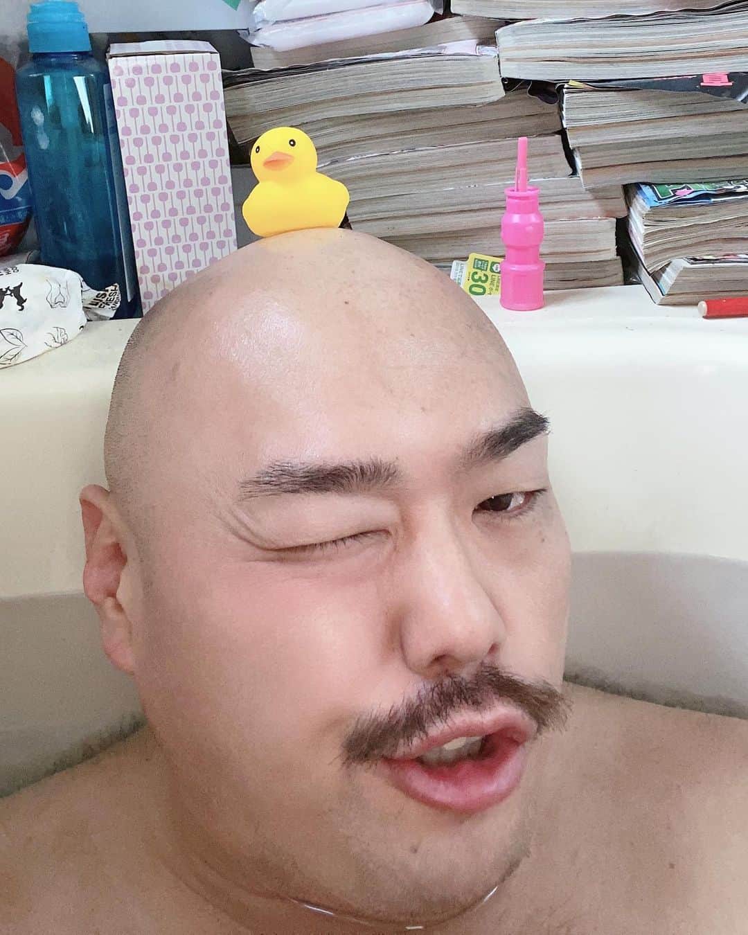 クロちゃんさんのインスタグラム写真 - (クロちゃんInstagram)「熱いお風呂に入ってたら、アヒルさんが避難してきたしんよー！」1月12日 10時50分 - kurochandesuwawa