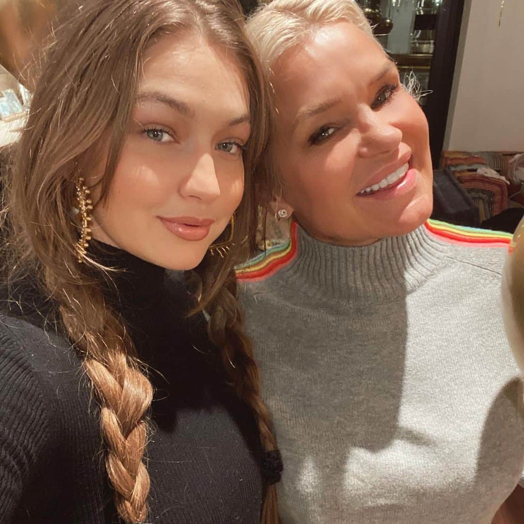 ジジ・ハディッドのインスタグラム：「Celebrated mamma’s bday tonight @yolanda.hadid 🍣 Every year, I think I couldn’t love, look up to, or learn from her more — and then I do. She’s the best mom and Oma we could ever ask for. So blessed. I LOVE YOU, THANK YOU FOR EVERYTHING. Wishing you the best year 🌼」
