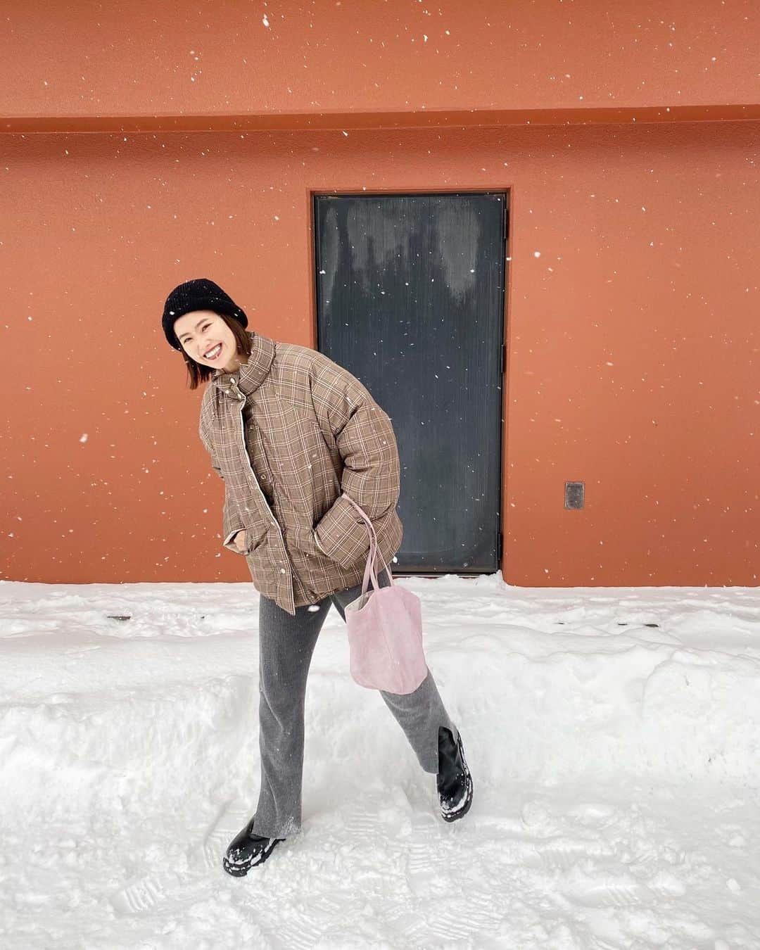 井村亜里香のインスタグラム：「今年は特に雪が多い青森🍎 @m.about のダウンが暖かくて大活躍◎ しかもリバーシブルなので気分で着回しもできちゃいます♡ 毎日寒いけど冬のオシャレを楽しもう〜⛄️ ・ #code#codinate#downjacket #winterfashion#fashion#aomori #雪国コーデ#冬コーデ#雪ブーツ  #青森#ダウンコーデ#ダウンジャケット  #韓国通販#アウター#ニット帽」