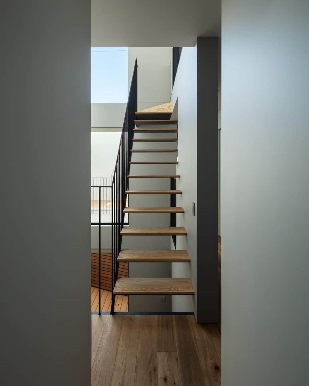 Horibe Associates co., ltd. のインスタグラム：「・ House in Higashisumiyoshi  more⇨@horibeassociates  線路高架を望むことができる駅からほど近い住宅密集地に位置する敷地  プライバシーの保たれた屋外テラスと 3層吹抜けのリビング空間が家族を繋ぐ 木造３階建て中庭型住居  #耐震等級3 #長期優良住宅  photo @yoheisasakura  ・ #architecture#architect#architecturephoto#architecturephotografy #architettura#Kiếntrúc#arquitectura#Architektur#Arkitekture#architexture #マイホーム記録#マイホームメモ#ガレージハウス」