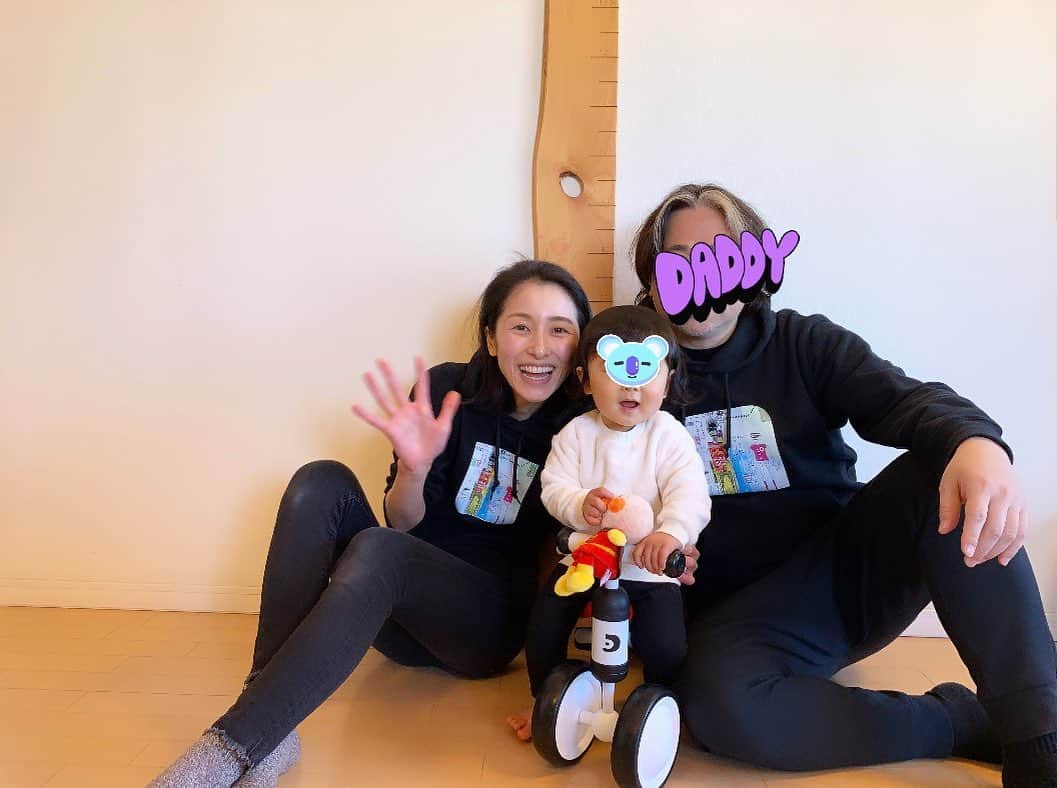 花原緑のインスタグラム：「/ 祝1歳2ヶ月🧸🌼 ▫︎経験は財産！ ダメダメ言いすぎないようにたくさん経験していろんなこと覚えていこうね 危険じゃないことはどんどんやらせよう ▫︎わくわくどきどき好奇心旺盛 ▫︎ワンワンだいすき でもね、動くものみんなワンワン 笑 ▫︎みんなにバイバーイしてこんにちは それを見てみんな笑顔に 笑顔の周りにはえがおが集まるね ▫︎念願のアンパンマンミュージアムデビュー ▫︎クリスマスにはだいすきな苺をもぐもぐ サンタさん来てくれたよ！いっぱいプレゼントもらったよ ▫︎お正月はお節のお煮しめをたべて ▫︎お年玉はミニバイク ▫︎神社へ御礼参りと初詣に行ったね ▫︎砂浜でもあそんだよ ▫︎シーバスに初めて乗って風がきもちよかったね ▫︎公園あそびがだーいすき お散歩もだーいすき シャボン玉はあんまり興味なかったかな ▫︎いろんな経験してのびのびと大きくなぁれ ▫︎アンパンマン体操でパチパチ手拍子　 リズムにのってノリノリだぁ ▫︎見るものすべてがわくわくの連続 キラキラした目で見える世界はどんなだろう 宝物いっぱいみつけてね　 ▫︎指差して　あれーっておしえてくれたり 首を横にふって　ちがうちがうしたり　うんうん頷いてくれたり 意思表示がしっかりしてきたぞ ▫︎コミュニケーションがたくさんできるようになってうれしいな ▫︎歩くのがどんどんはやくなって早足もできるよ ▫︎夜中起きたときは、ほぼパパに丸投げ ママ爆睡ごめんなさい 笑 ▫︎ごはんもおやつも いつも美味しそうにたべてくれてありがとう ▫︎コップはまだまだ練習中 ▫︎あったか〜いお風呂もだーいすき たくさんの“うれしいね" "たのしいね" "おいしいね"を一緒に経験させてくれてありがとう #毎日しあわせ #えがおいっぱい #いつもありがとう💋　　 #1yearold  #boy👦🏻」