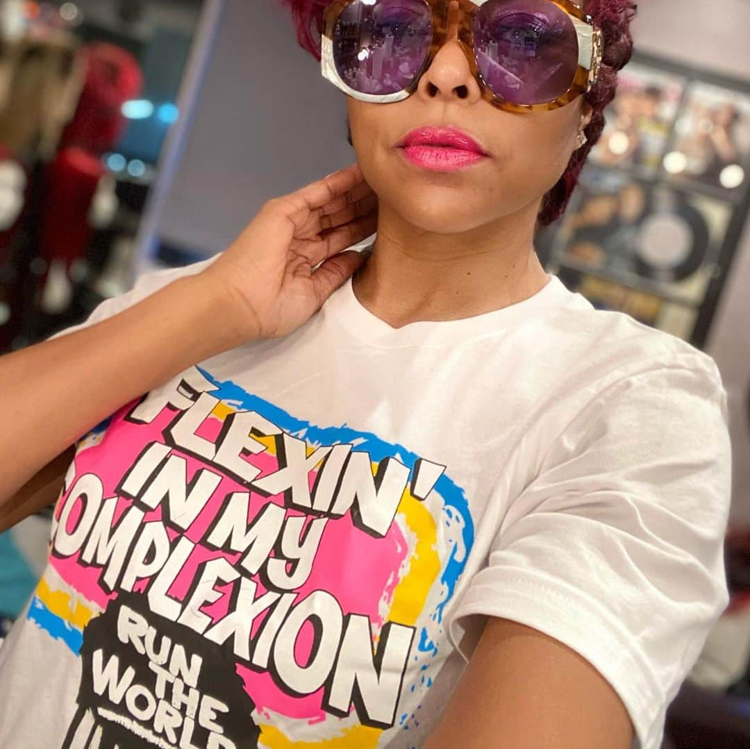 タラジ・P・ヘンソンさんのインスタグラム写真 - (タラジ・P・ヘンソンInstagram)「👋🏾👋🏾👋🏾 @tphbytaraji #hairchameleon got the shades from @blinkoptical267 and #flexininmycomplexion Tee thank you sweet pea @kherispoppin 🙏🏾💋💋💋」1月12日 11時01分 - tarajiphenson