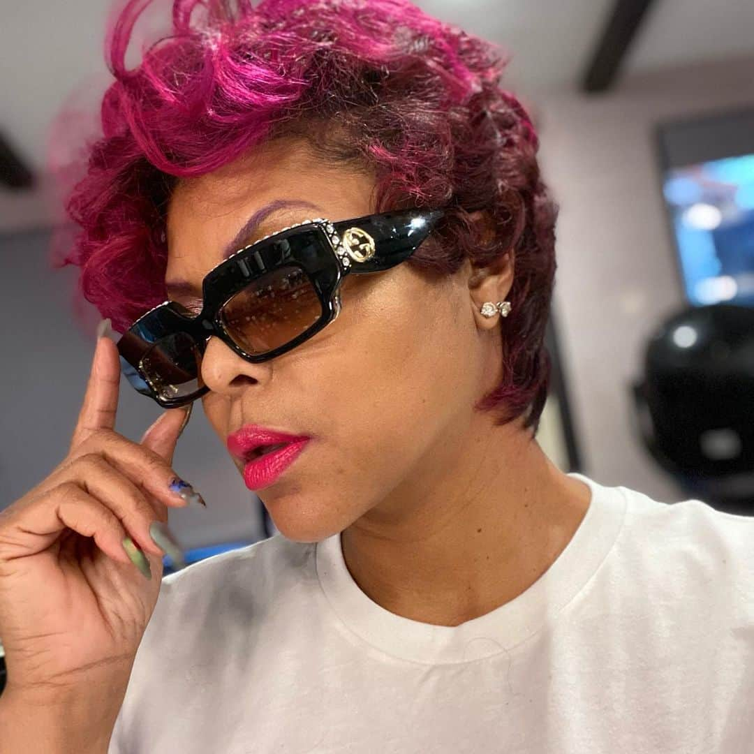 タラジ・P・ヘンソンさんのインスタグラム写真 - (タラジ・P・ヘンソンInstagram)「👋🏾👋🏾👋🏾 @tphbytaraji #hairchameleon got the shades from @blinkoptical267 and #flexininmycomplexion Tee thank you sweet pea @kherispoppin 🙏🏾💋💋💋」1月12日 11時01分 - tarajiphenson