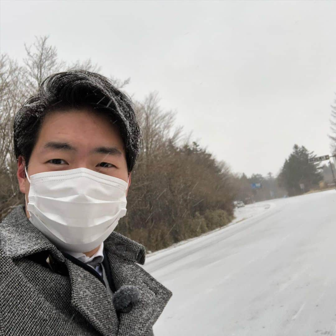 林輝彦のインスタグラム：「今日の情報局取材は”雪☃️”です！ 寒いです🥶 今日のとびっきりで放送です。 #雪　#裾野　#とびっきり　#テレビ #取材　#テレビ取材」