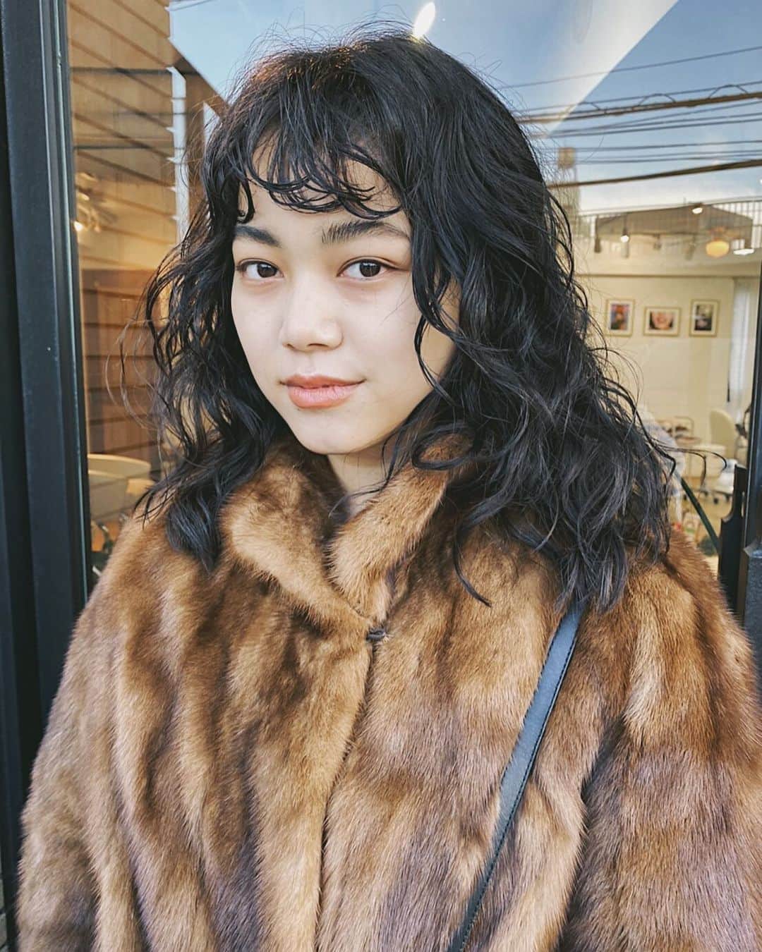 MELLOWのインスタグラム：「ローレイヤースタイルに 根本からのくるくるパーマ💫 カラーは地毛をいかして 雰囲気あるスタイルに。 【stylist: @mellow__taichi 】 . . 【佐々木太一指名の新規30パーセントオフ！】😄 . . 限定クーポンにてご予約お待ちしております。 Sasaki Taichi✂︎ . . . . 【taichiモデルヘア】⇨#MELLOWtaichihair . . . . 【メニュー】 カット+パーマ . 【Mellowのお客様ヘアスタイル】⇨@mellow.hair.style . . . . . . . . . . #mellowsalon#髪型#permhair #perm#パーマ#表参道美容院#外国人風カット#美容院#原宿美容院#抜け感ヘア#mellowlonghair#ベージュ#ベージュブラウン #ロングヘアー#longhair#sustainable#sustainable salon#サスティナブル#エシカル#ethical」