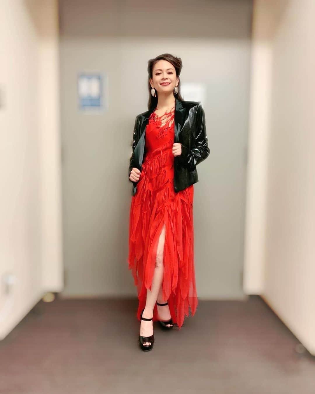 小柳ゆきのインスタグラム：「衣装も曲ごとに変えたので載せておきます！ 色々着れて楽しいね😊  ①「Ease on down the road 〜with 中川晃教さん」  dress: #eminochi   ②「Circle of life」 dress: #zinkato   ③「Listen」 黒チュール: #eminochi  ④「Seasons of love 〜all cast」 ジャケット: #elzawinkler   all styling: @stokyo.uma   #ニューイヤーミュージカルコンサート」