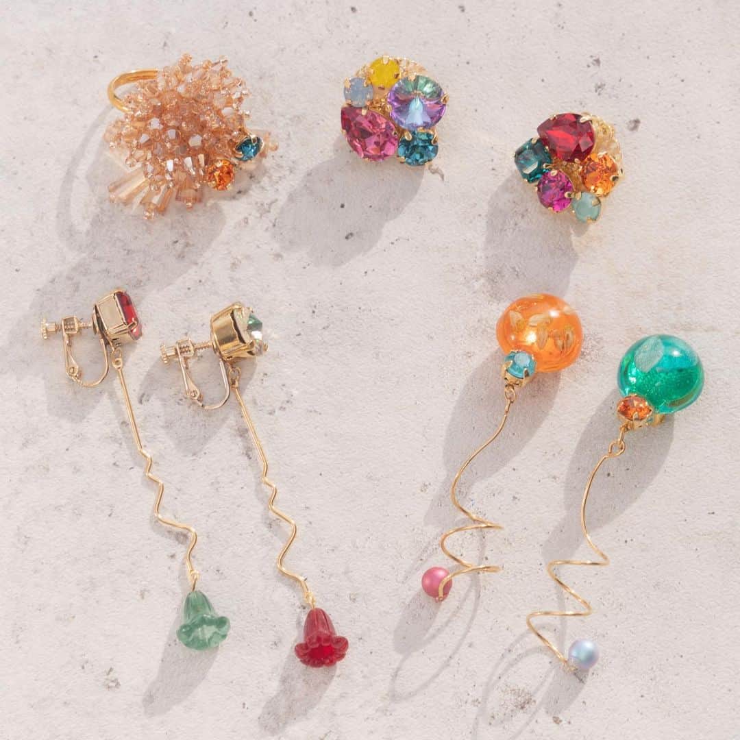 waco⭐️CHACOのインスタグラム：「チャラン・ポ・ランタンももちゃんx CHACOコラボアクセサリー🌈  本日はアクセサリーのご紹介です。 どれもキラキラカラフルで本当に元気が出るアイテムばかりです😍 みなさんどれがお好きですか？ 私はねじねじがとってもかわいくて気に入っている"私の宇宙イヤリング"をすでにヘビロテしてます💘  スライドの順に  私の宇宙ピアス&イヤリング　 両耳販売　3500円＋税  ルンルンの春(色が薄い方)/リンリンの冬(色が濃い方)ピアス&イヤリング　 片耳販売3500円＋税  Sweet as sugarピアス&イヤリング　 両耳販売　4000円＋税  イガイガ星のリング  販売価格 2500円＋税  販売開始：1/16 (土) 21:00~1/22 (金) 23:59 販売場所：CHACO ONLINE SHOP お届け予定：2月下旬   model @charanpo_momo  hair @eight_hair  photo eicou」