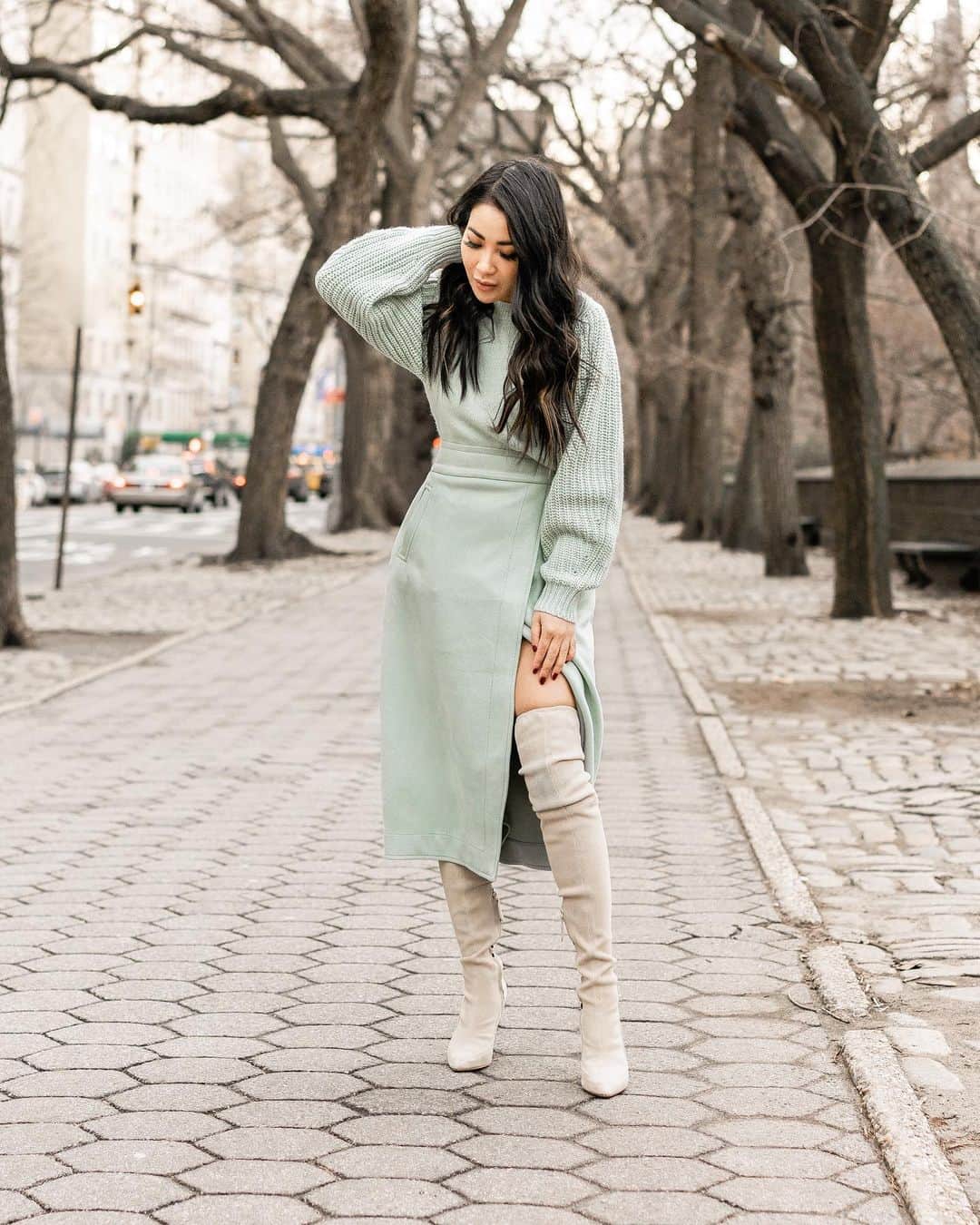 ウェンディー・グエンさんのインスタグラム写真 - (ウェンディー・グエンInstagram)「Mint and lavender for winter ❄️ Full of texture in a faux suede wrap skirt, balloon sleeve sweater, and cocoon coat @anntaylor. I love this color palette! It feels so peaceful and optimistic 🤍 #thisisann #ad」1月12日 11時08分 - wendyslookbook