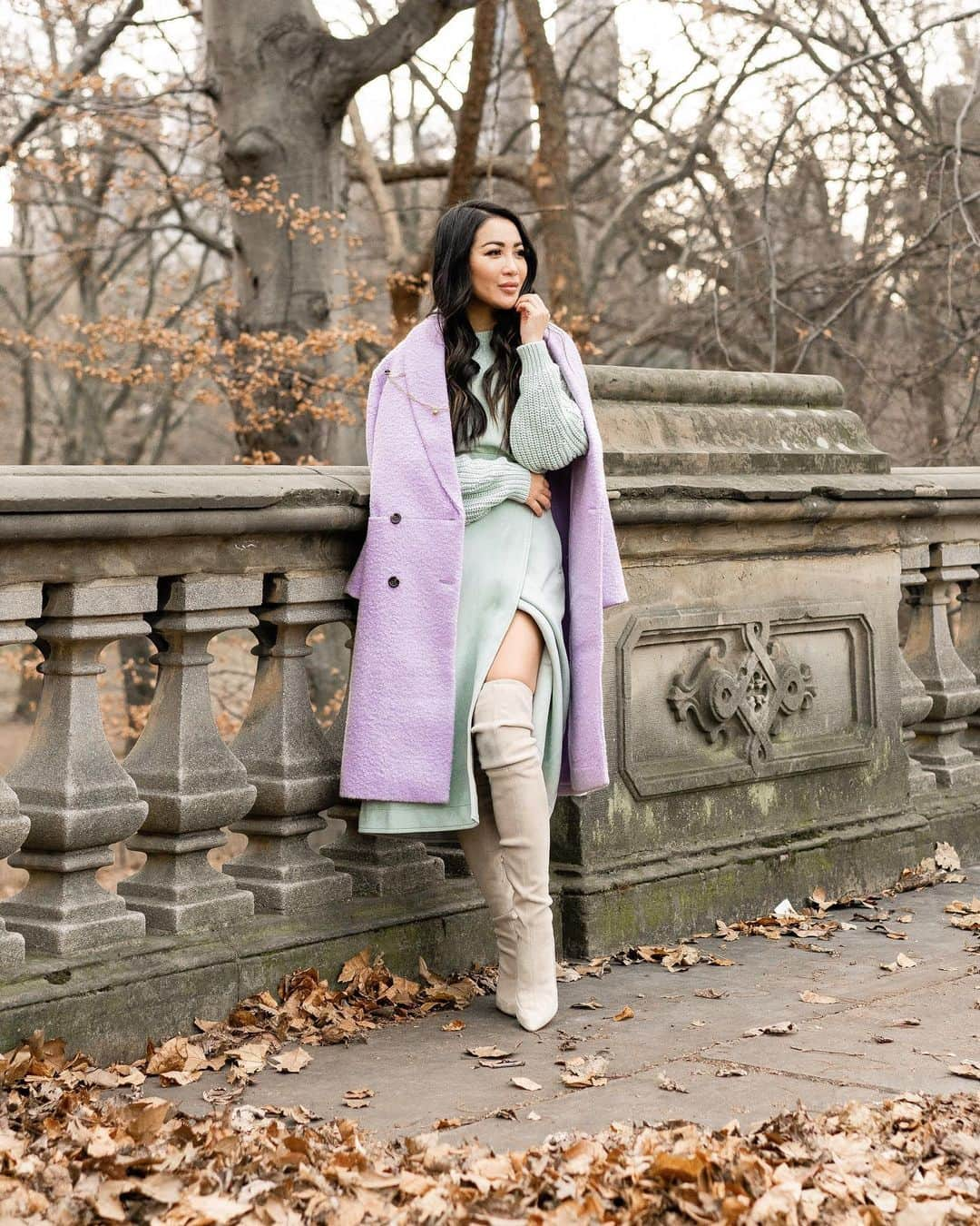 ウェンディー・グエンさんのインスタグラム写真 - (ウェンディー・グエンInstagram)「Mint and lavender for winter ❄️ Full of texture in a faux suede wrap skirt, balloon sleeve sweater, and cocoon coat @anntaylor. I love this color palette! It feels so peaceful and optimistic 🤍 #thisisann #ad」1月12日 11時08分 - wendyslookbook