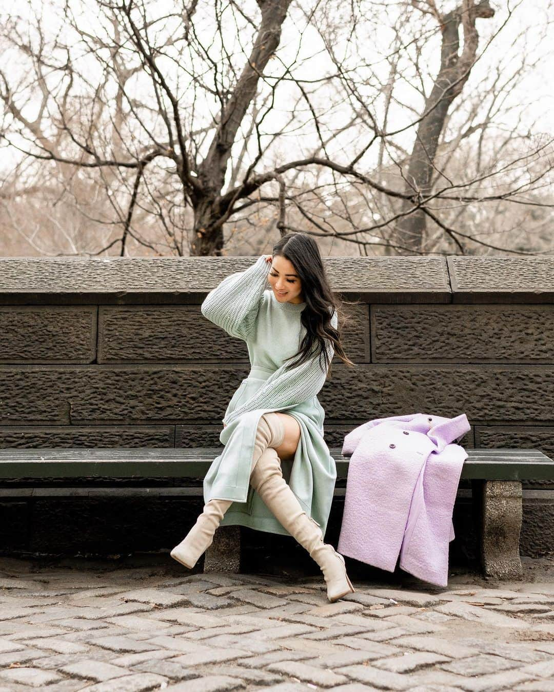 ウェンディー・グエンさんのインスタグラム写真 - (ウェンディー・グエンInstagram)「Mint and lavender for winter ❄️ Full of texture in a faux suede wrap skirt, balloon sleeve sweater, and cocoon coat @anntaylor. I love this color palette! It feels so peaceful and optimistic 🤍 #thisisann #ad」1月12日 11時08分 - wendyslookbook