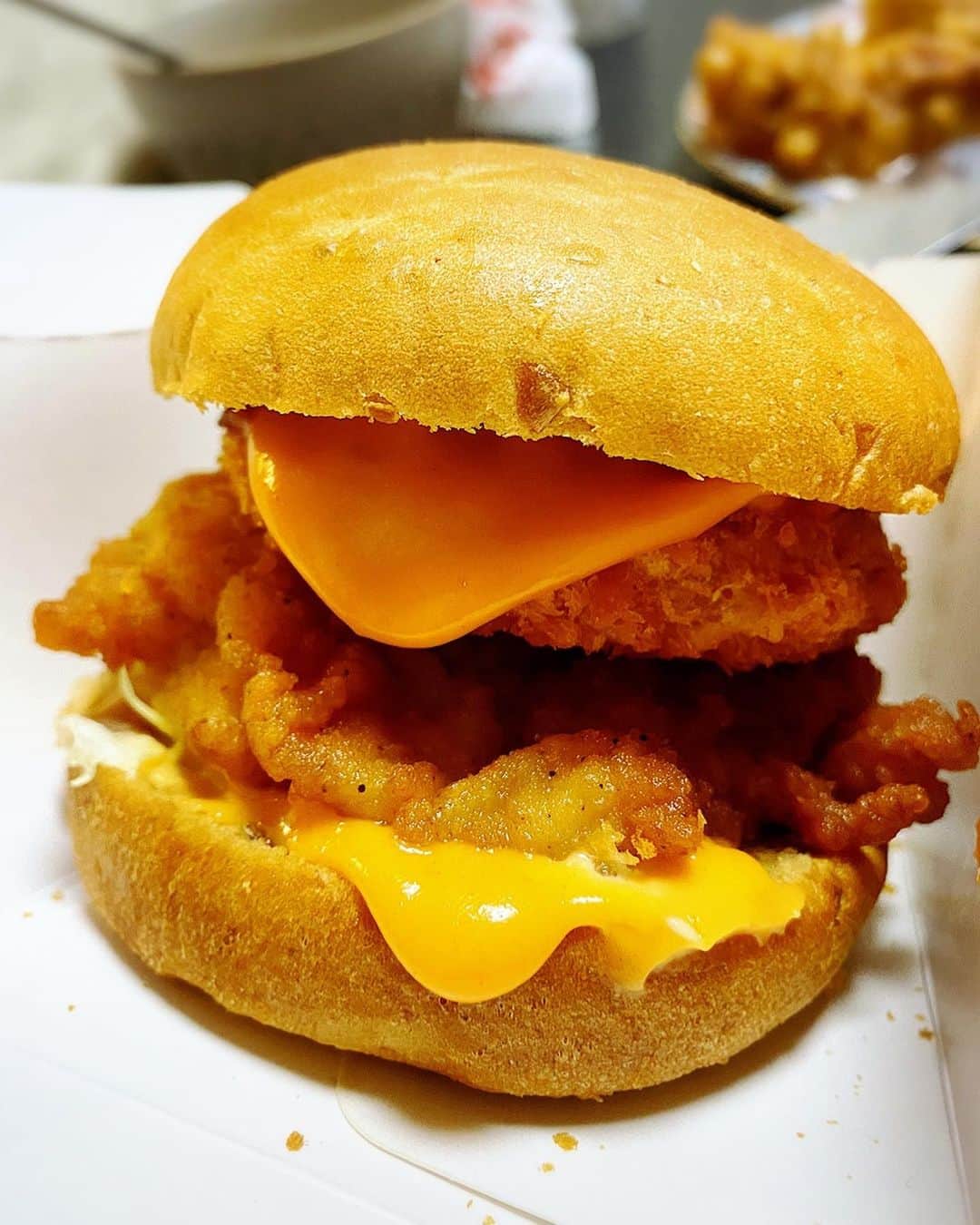 とぎもちさんのインスタグラム写真 - (とぎもちInstagram)「.﻿ 【日本ケンタッキー 일본kfc】﻿ ﻿ ケンタッキーの新商品﻿ ・桜えび入りクリーミーコロッケフィレサンド﻿ ・いちごチョコパイ﻿ ﻿ とぎパパが﻿ ドライブスルーで買ってきてくれた 🚗﻿ ﻿ すっごく食べたかったやつ﻿ どっちも期待以上に美味しかった😂💓💓﻿ ﻿ クリームコロッケ挟まってて﻿ チキンも一緒になんてすごく贅沢🤣✨﻿ ﻿ オマールソースもよく合ってて﻿ これすごく好き 💕﻿ ﻿ いちごチョコパイも﻿ パイがサックサクで﻿ 中のいちごチョコも美味しい！！﻿ ﻿ こりゃどっちもリピだ (◦ˉ ˘ ˉ◦)✨﻿ ﻿ マックのグラコロまだ食べてないから﻿ 急に食べたくなった😂﻿ .﻿ #ケンタッキー #ケンタッキーフライドチキン #フライドチキン #クリーミーコロッケフィレサンド #いちごチョコパイ #桜えび入りクリーミーコロッケフィレサンド #ケンタッキー新商品 #일본kfc #kfc #크리미코로케휘레샌드 #이치고초코파이 #딸기초코파이 #일본 #일본한정 #とぎもちケンタッキー #とぎもちいちごチョコパイ #とぎもちkfc」1月12日 11時09分 - togistagram