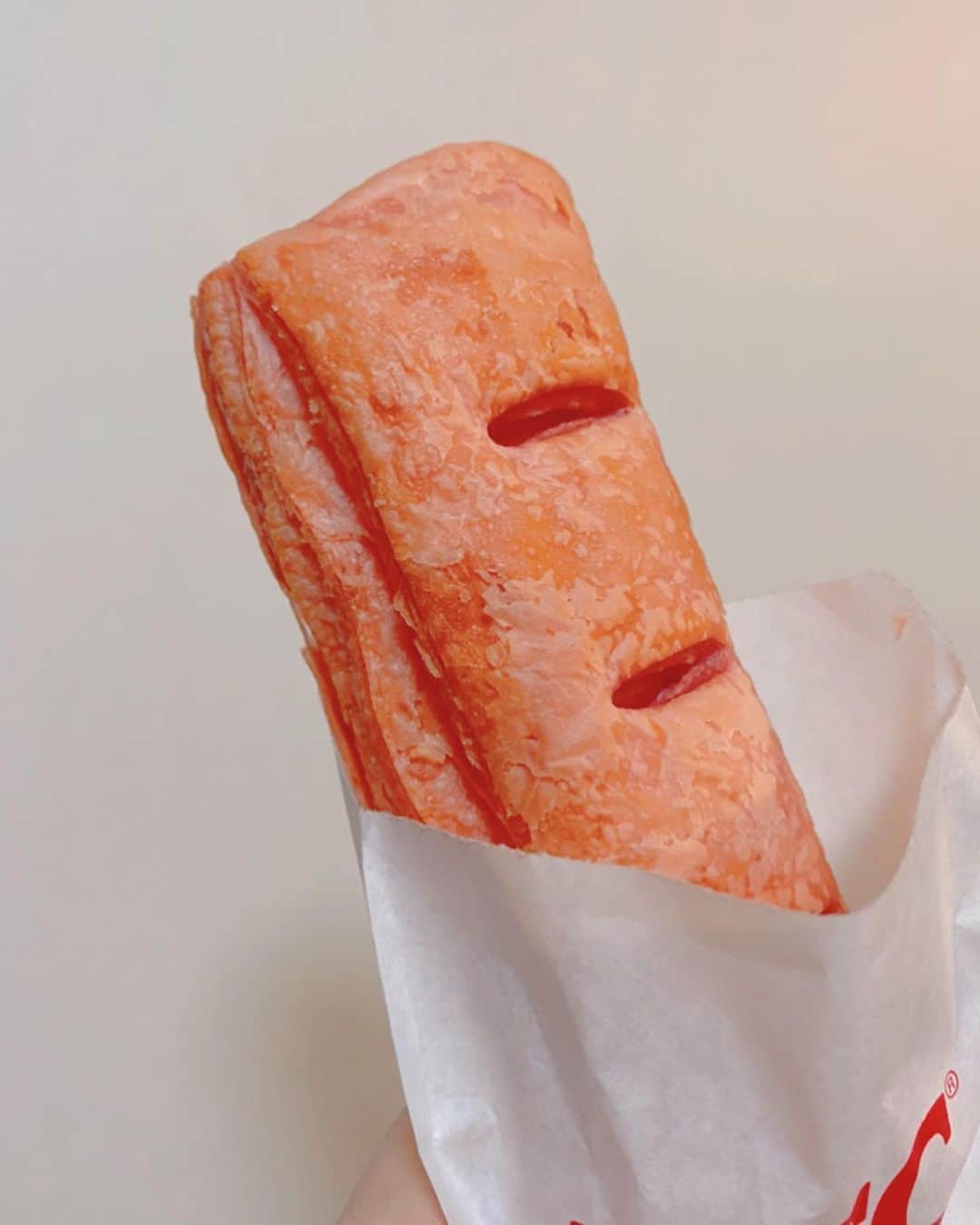 とぎもちさんのインスタグラム写真 - (とぎもちInstagram)「.﻿ 【日本ケンタッキー 일본kfc】﻿ ﻿ ケンタッキーの新商品﻿ ・桜えび入りクリーミーコロッケフィレサンド﻿ ・いちごチョコパイ﻿ ﻿ とぎパパが﻿ ドライブスルーで買ってきてくれた 🚗﻿ ﻿ すっごく食べたかったやつ﻿ どっちも期待以上に美味しかった😂💓💓﻿ ﻿ クリームコロッケ挟まってて﻿ チキンも一緒になんてすごく贅沢🤣✨﻿ ﻿ オマールソースもよく合ってて﻿ これすごく好き 💕﻿ ﻿ いちごチョコパイも﻿ パイがサックサクで﻿ 中のいちごチョコも美味しい！！﻿ ﻿ こりゃどっちもリピだ (◦ˉ ˘ ˉ◦)✨﻿ ﻿ マックのグラコロまだ食べてないから﻿ 急に食べたくなった😂﻿ .﻿ #ケンタッキー #ケンタッキーフライドチキン #フライドチキン #クリーミーコロッケフィレサンド #いちごチョコパイ #桜えび入りクリーミーコロッケフィレサンド #ケンタッキー新商品 #일본kfc #kfc #크리미코로케휘레샌드 #이치고초코파이 #딸기초코파이 #일본 #일본한정 #とぎもちケンタッキー #とぎもちいちごチョコパイ #とぎもちkfc」1月12日 11時09分 - togistagram