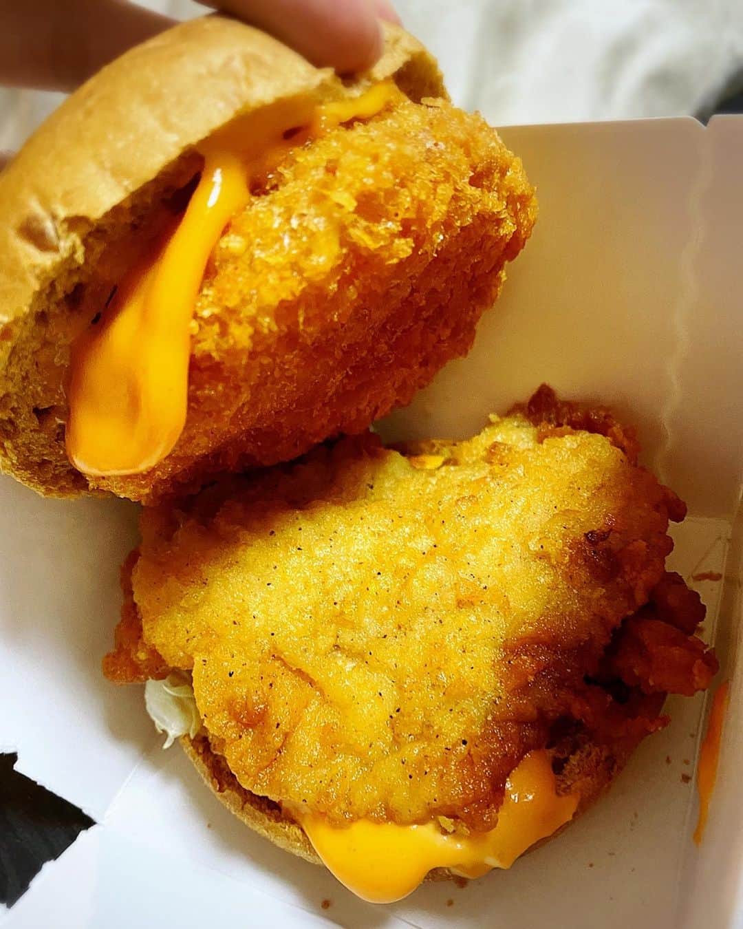 とぎもちさんのインスタグラム写真 - (とぎもちInstagram)「.﻿ 【日本ケンタッキー 일본kfc】﻿ ﻿ ケンタッキーの新商品﻿ ・桜えび入りクリーミーコロッケフィレサンド﻿ ・いちごチョコパイ﻿ ﻿ とぎパパが﻿ ドライブスルーで買ってきてくれた 🚗﻿ ﻿ すっごく食べたかったやつ﻿ どっちも期待以上に美味しかった😂💓💓﻿ ﻿ クリームコロッケ挟まってて﻿ チキンも一緒になんてすごく贅沢🤣✨﻿ ﻿ オマールソースもよく合ってて﻿ これすごく好き 💕﻿ ﻿ いちごチョコパイも﻿ パイがサックサクで﻿ 中のいちごチョコも美味しい！！﻿ ﻿ こりゃどっちもリピだ (◦ˉ ˘ ˉ◦)✨﻿ ﻿ マックのグラコロまだ食べてないから﻿ 急に食べたくなった😂﻿ .﻿ #ケンタッキー #ケンタッキーフライドチキン #フライドチキン #クリーミーコロッケフィレサンド #いちごチョコパイ #桜えび入りクリーミーコロッケフィレサンド #ケンタッキー新商品 #일본kfc #kfc #크리미코로케휘레샌드 #이치고초코파이 #딸기초코파이 #일본 #일본한정 #とぎもちケンタッキー #とぎもちいちごチョコパイ #とぎもちkfc」1月12日 11時09分 - togistagram