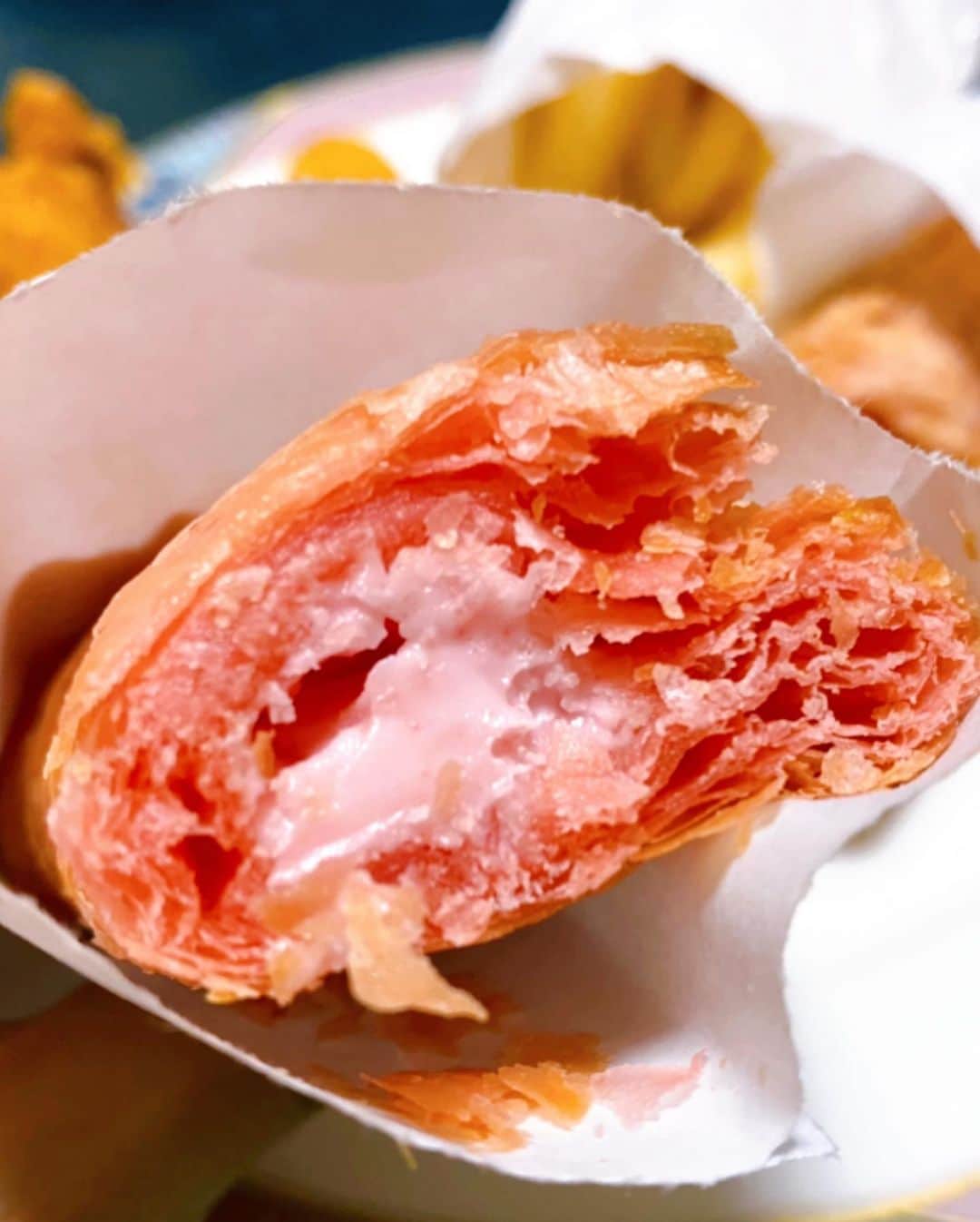 とぎもちさんのインスタグラム写真 - (とぎもちInstagram)「.﻿ 【日本ケンタッキー 일본kfc】﻿ ﻿ ケンタッキーの新商品﻿ ・桜えび入りクリーミーコロッケフィレサンド﻿ ・いちごチョコパイ﻿ ﻿ とぎパパが﻿ ドライブスルーで買ってきてくれた 🚗﻿ ﻿ すっごく食べたかったやつ﻿ どっちも期待以上に美味しかった😂💓💓﻿ ﻿ クリームコロッケ挟まってて﻿ チキンも一緒になんてすごく贅沢🤣✨﻿ ﻿ オマールソースもよく合ってて﻿ これすごく好き 💕﻿ ﻿ いちごチョコパイも﻿ パイがサックサクで﻿ 中のいちごチョコも美味しい！！﻿ ﻿ こりゃどっちもリピだ (◦ˉ ˘ ˉ◦)✨﻿ ﻿ マックのグラコロまだ食べてないから﻿ 急に食べたくなった😂﻿ .﻿ #ケンタッキー #ケンタッキーフライドチキン #フライドチキン #クリーミーコロッケフィレサンド #いちごチョコパイ #桜えび入りクリーミーコロッケフィレサンド #ケンタッキー新商品 #일본kfc #kfc #크리미코로케휘레샌드 #이치고초코파이 #딸기초코파이 #일본 #일본한정 #とぎもちケンタッキー #とぎもちいちごチョコパイ #とぎもちkfc」1月12日 11時09分 - togistagram