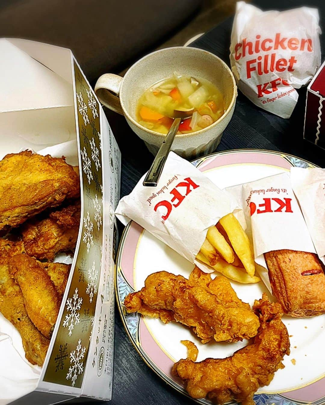 とぎもちさんのインスタグラム写真 - (とぎもちInstagram)「.﻿ 【日本ケンタッキー 일본kfc】﻿ ﻿ ケンタッキーの新商品﻿ ・桜えび入りクリーミーコロッケフィレサンド﻿ ・いちごチョコパイ﻿ ﻿ とぎパパが﻿ ドライブスルーで買ってきてくれた 🚗﻿ ﻿ すっごく食べたかったやつ﻿ どっちも期待以上に美味しかった😂💓💓﻿ ﻿ クリームコロッケ挟まってて﻿ チキンも一緒になんてすごく贅沢🤣✨﻿ ﻿ オマールソースもよく合ってて﻿ これすごく好き 💕﻿ ﻿ いちごチョコパイも﻿ パイがサックサクで﻿ 中のいちごチョコも美味しい！！﻿ ﻿ こりゃどっちもリピだ (◦ˉ ˘ ˉ◦)✨﻿ ﻿ マックのグラコロまだ食べてないから﻿ 急に食べたくなった😂﻿ .﻿ #ケンタッキー #ケンタッキーフライドチキン #フライドチキン #クリーミーコロッケフィレサンド #いちごチョコパイ #桜えび入りクリーミーコロッケフィレサンド #ケンタッキー新商品 #일본kfc #kfc #크리미코로케휘레샌드 #이치고초코파이 #딸기초코파이 #일본 #일본한정 #とぎもちケンタッキー #とぎもちいちごチョコパイ #とぎもちkfc」1月12日 11時09分 - togistagram