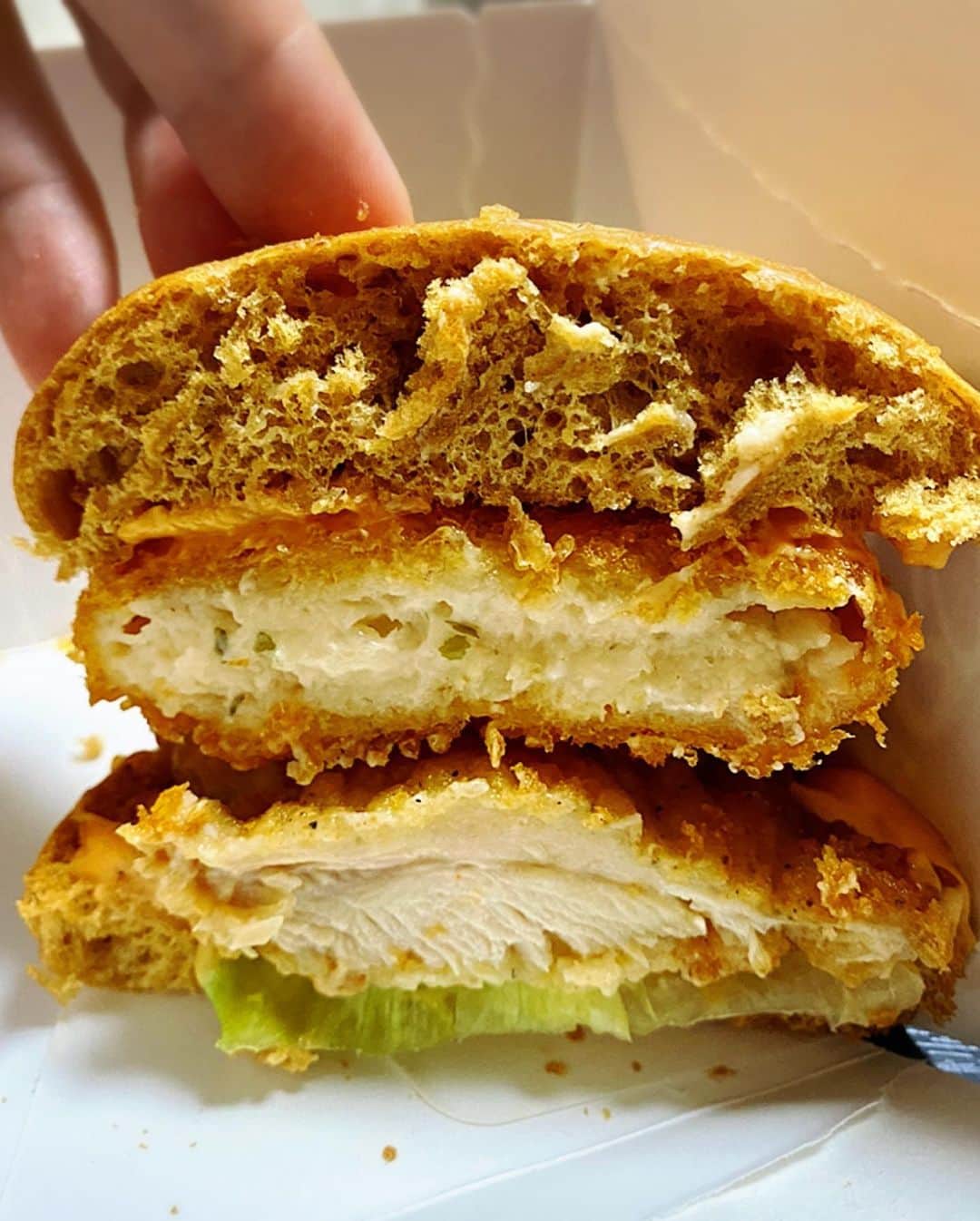 とぎもちさんのインスタグラム写真 - (とぎもちInstagram)「.﻿ 【日本ケンタッキー 일본kfc】﻿ ﻿ ケンタッキーの新商品﻿ ・桜えび入りクリーミーコロッケフィレサンド﻿ ・いちごチョコパイ﻿ ﻿ とぎパパが﻿ ドライブスルーで買ってきてくれた 🚗﻿ ﻿ すっごく食べたかったやつ﻿ どっちも期待以上に美味しかった😂💓💓﻿ ﻿ クリームコロッケ挟まってて﻿ チキンも一緒になんてすごく贅沢🤣✨﻿ ﻿ オマールソースもよく合ってて﻿ これすごく好き 💕﻿ ﻿ いちごチョコパイも﻿ パイがサックサクで﻿ 中のいちごチョコも美味しい！！﻿ ﻿ こりゃどっちもリピだ (◦ˉ ˘ ˉ◦)✨﻿ ﻿ マックのグラコロまだ食べてないから﻿ 急に食べたくなった😂﻿ .﻿ #ケンタッキー #ケンタッキーフライドチキン #フライドチキン #クリーミーコロッケフィレサンド #いちごチョコパイ #桜えび入りクリーミーコロッケフィレサンド #ケンタッキー新商品 #일본kfc #kfc #크리미코로케휘레샌드 #이치고초코파이 #딸기초코파이 #일본 #일본한정 #とぎもちケンタッキー #とぎもちいちごチョコパイ #とぎもちkfc」1月12日 11時09分 - togistagram