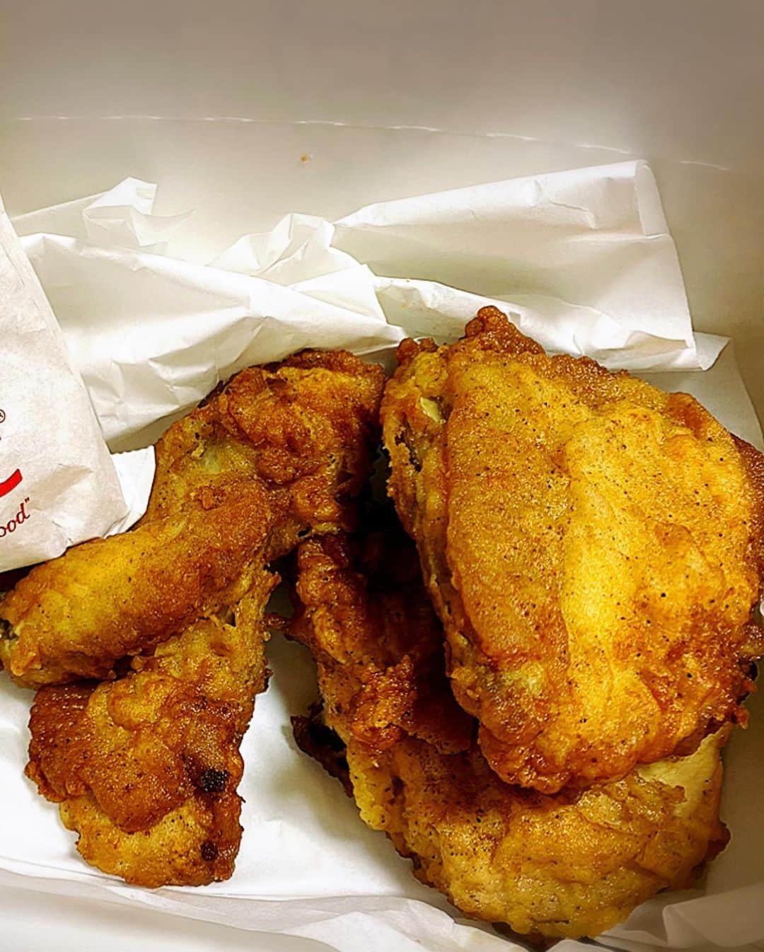 とぎもちさんのインスタグラム写真 - (とぎもちInstagram)「.﻿ 【日本ケンタッキー 일본kfc】﻿ ﻿ ケンタッキーの新商品﻿ ・桜えび入りクリーミーコロッケフィレサンド﻿ ・いちごチョコパイ﻿ ﻿ とぎパパが﻿ ドライブスルーで買ってきてくれた 🚗﻿ ﻿ すっごく食べたかったやつ﻿ どっちも期待以上に美味しかった😂💓💓﻿ ﻿ クリームコロッケ挟まってて﻿ チキンも一緒になんてすごく贅沢🤣✨﻿ ﻿ オマールソースもよく合ってて﻿ これすごく好き 💕﻿ ﻿ いちごチョコパイも﻿ パイがサックサクで﻿ 中のいちごチョコも美味しい！！﻿ ﻿ こりゃどっちもリピだ (◦ˉ ˘ ˉ◦)✨﻿ ﻿ マックのグラコロまだ食べてないから﻿ 急に食べたくなった😂﻿ .﻿ #ケンタッキー #ケンタッキーフライドチキン #フライドチキン #クリーミーコロッケフィレサンド #いちごチョコパイ #桜えび入りクリーミーコロッケフィレサンド #ケンタッキー新商品 #일본kfc #kfc #크리미코로케휘레샌드 #이치고초코파이 #딸기초코파이 #일본 #일본한정 #とぎもちケンタッキー #とぎもちいちごチョコパイ #とぎもちkfc」1月12日 11時09分 - togistagram