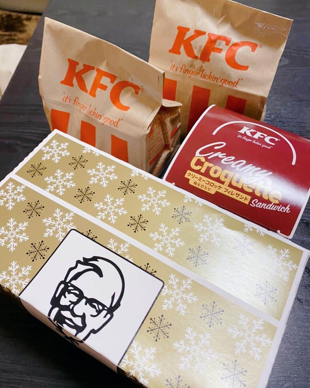 とぎもちさんのインスタグラム写真 - (とぎもちInstagram)「.﻿ 【日本ケンタッキー 일본kfc】﻿ ﻿ ケンタッキーの新商品﻿ ・桜えび入りクリーミーコロッケフィレサンド﻿ ・いちごチョコパイ﻿ ﻿ とぎパパが﻿ ドライブスルーで買ってきてくれた 🚗﻿ ﻿ すっごく食べたかったやつ﻿ どっちも期待以上に美味しかった😂💓💓﻿ ﻿ クリームコロッケ挟まってて﻿ チキンも一緒になんてすごく贅沢🤣✨﻿ ﻿ オマールソースもよく合ってて﻿ これすごく好き 💕﻿ ﻿ いちごチョコパイも﻿ パイがサックサクで﻿ 中のいちごチョコも美味しい！！﻿ ﻿ こりゃどっちもリピだ (◦ˉ ˘ ˉ◦)✨﻿ ﻿ マックのグラコロまだ食べてないから﻿ 急に食べたくなった😂﻿ .﻿ #ケンタッキー #ケンタッキーフライドチキン #フライドチキン #クリーミーコロッケフィレサンド #いちごチョコパイ #桜えび入りクリーミーコロッケフィレサンド #ケンタッキー新商品 #일본kfc #kfc #크리미코로케휘레샌드 #이치고초코파이 #딸기초코파이 #일본 #일본한정 #とぎもちケンタッキー #とぎもちいちごチョコパイ #とぎもちkfc」1月12日 11時09分 - togistagram