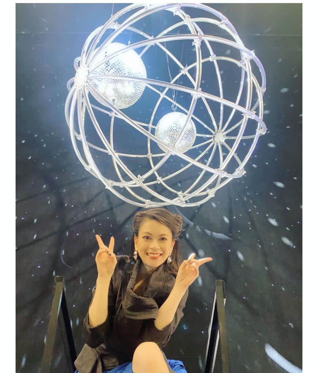 小柳ゆきのインスタグラム：「そしてめちゃくちゃSPHEREなセットに、勝手にテンション爆上がりできゃっきゃでした笑 セットも照明も音響も素晴らしかったです！ お世話になりまして、有難うございました✨  なにはともあれ、大変な世の中ですが、なんとかこの混乱が早く落ち着きますように🙏  皆さんも引き続き気をつけてくださいね！  #ニューイヤーミュージカルコンサート」