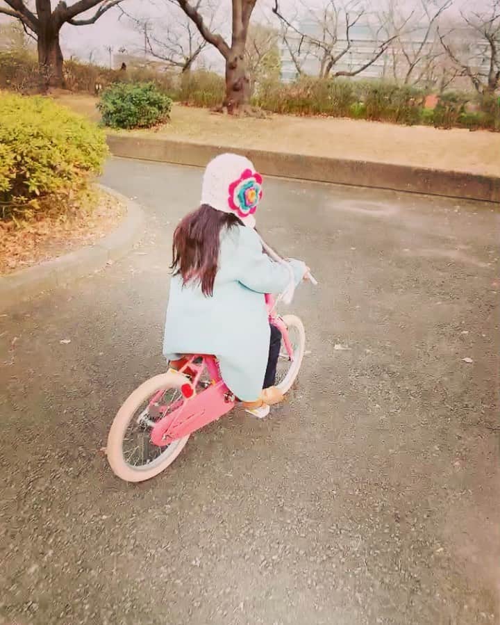 Qoo Bee Littleのインスタグラム：「🚲自転車に乗れるようになった日🚲 2021年1月10日 突然乗れるようになりました\( ˆoˆ )/  #自転車 #子供用自転車 #kidsbike #tokyobike」