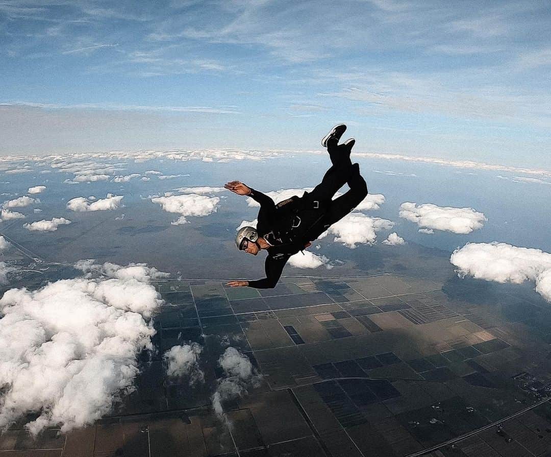Hugo Garciaのインスタグラム：「Bucket list: skydiving by my own 🪂🖕🏼✔️ Gracias @harrybarz y @skywalker3xt por todo!」