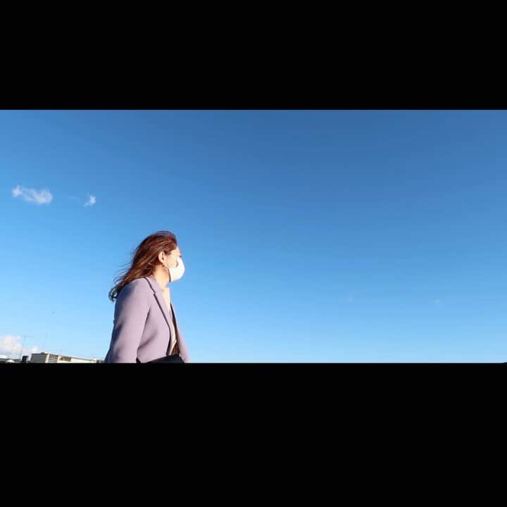 のインスタグラム：「. 見つめる先には、、、 太陽と海が広がっていて本当に気持ちよかった🌿  久しぶりのvlog動画編集は全然進まないけど、 撮った海の音を編集しながら癒されました😂  #海#青空#自然#由比ヶ浜#癒しの時間 #リラックス#動画編集#sky#nature#movie」