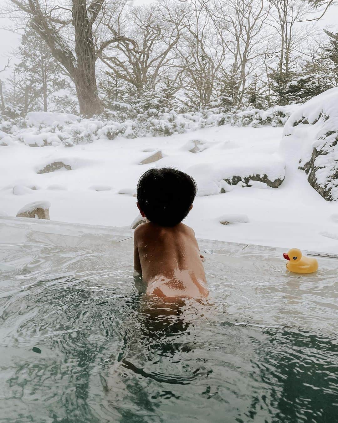 yeNahのインスタグラム：「ママ気持ちいいね〜雪キレイね〜って一丁前にお風呂浸かって眺めちゃって♨️☃️  一緒に楽しめる事が増えて嬉しい限り♡  🧚🏼‍♀️edited with @haneypresets」