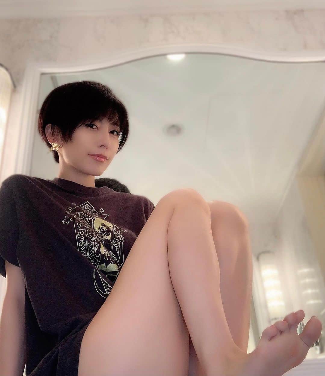 乃亜のインスタグラム：「PredatorRatコラボのなゆゆデザイン乃亜様Tシャツ着用❤︎ ニンニクマシマシ系ラーメンと眼鏡姿の私が描かれた耽美なデザイン🍜 BOOTHの乃亜通販で販売中❤︎」