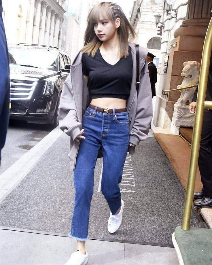 リサさんのインスタグラム写真 - (リサInstagram)「She looks good as always 🔥 . . . #LISA #LALISA #리사 #블랙핑크 #BLACKPINK #LALISAMANOBAN #LALISAMANOBAL #blackpinklisa #lisablackpink」1月12日 16時56分 - lisa.blackpink