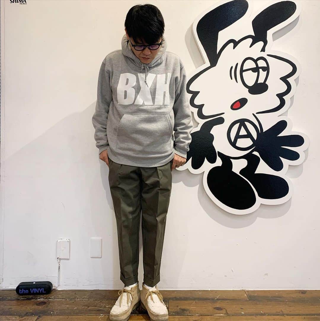 松田岳二のインスタグラム：「綺麗なシルエットのパンツが届いた！@an_tenner_un_tenner  ありがとうございます」