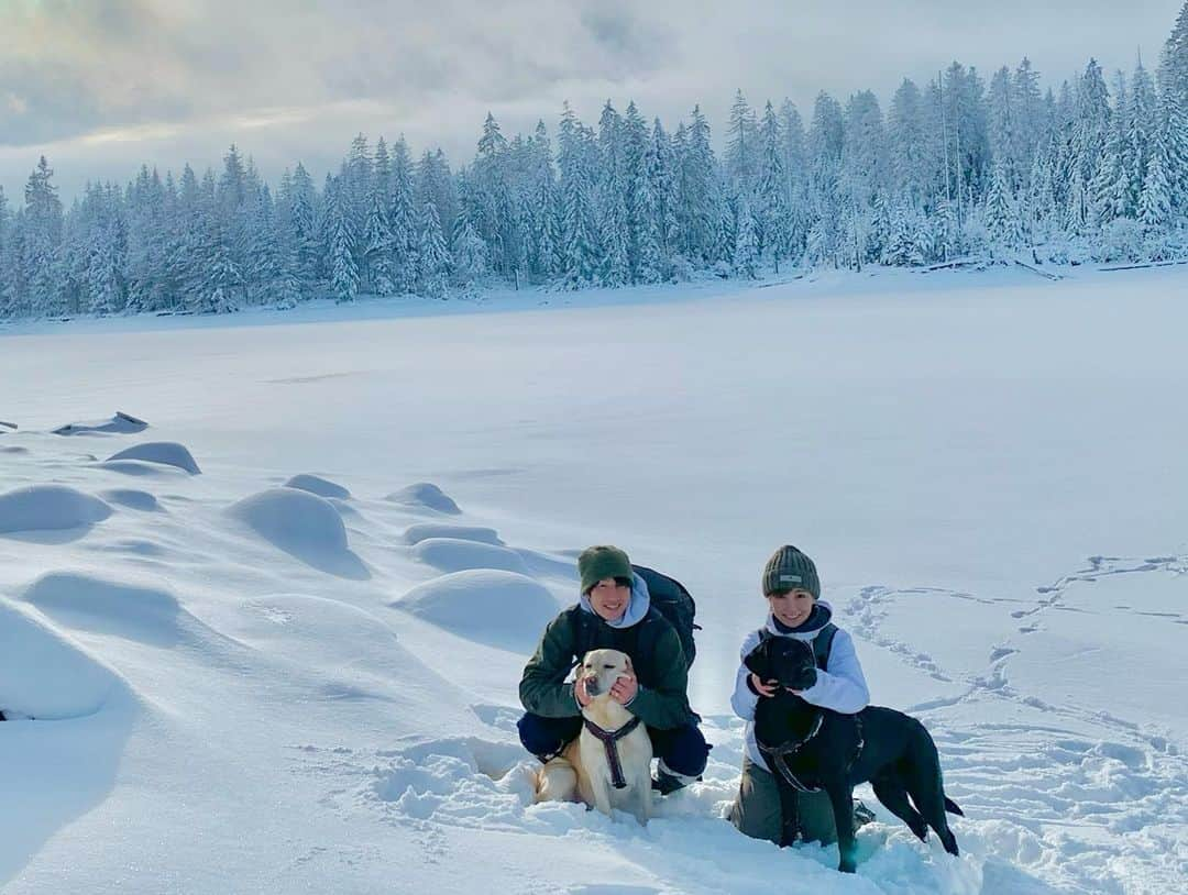 原口るりこさんのインスタグラム写真 - (原口るりこInstagram)「. . 家族で過ごすお休みの日 . #大自然🏔 #凍った湖 #雪山登山 . . . . #都心から離れた暮らし  #自然と暮らす . . . #germany #labrador #labradorretriever #lab #ドイツ#ドイツ生活 #ドイツ暮らし#雪山#登山#山登り#trekking #snowofinstagram」1月12日 16時59分 - ruriko_haraguchi24